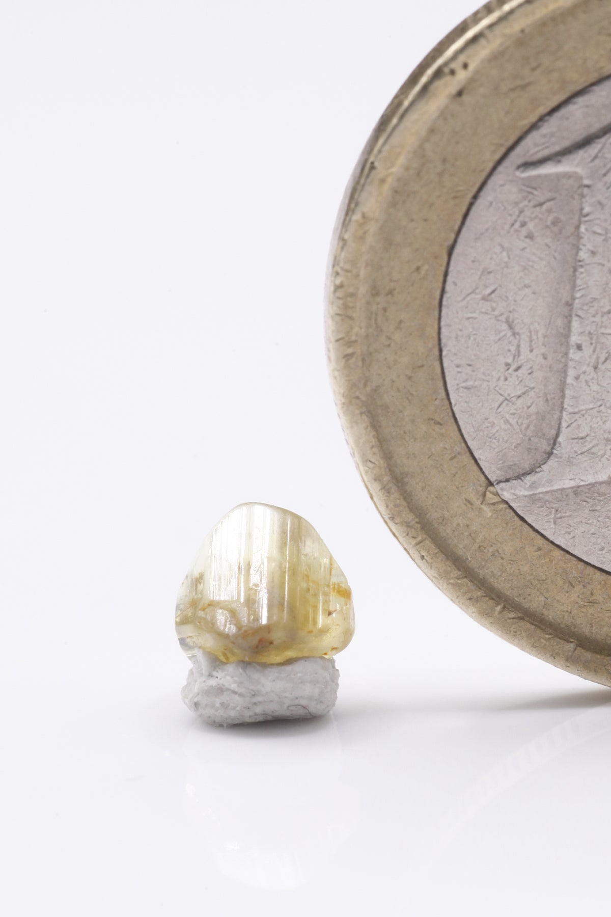 Chrysoberyl  - Mine Mineral Market :    A180 Ein unbeschädigter goldgelber Chrysoberyll - Kontaktzwilling, schön klar, mit sehr gutem Glanz und nur wenigen minimal abgerundeten Kanten, was für einen kurzen Transport im Flussbett spricht.