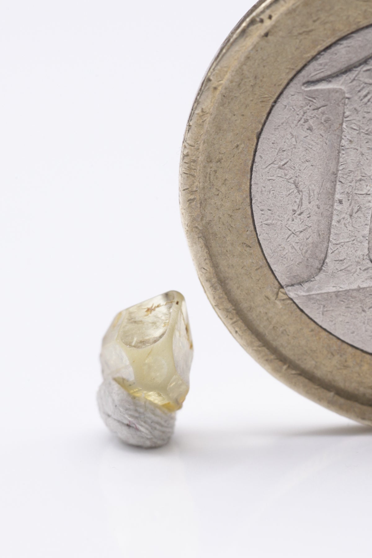 Chrysoberyl  - Mine Mineral Market :    A180 Ein unbeschädigter goldgelber Chrysoberyll - Kontaktzwilling, schön klar, mit sehr gutem Glanz und nur wenigen minimal abgerundeten Kanten, was für einen kurzen Transport im Flussbett spricht.