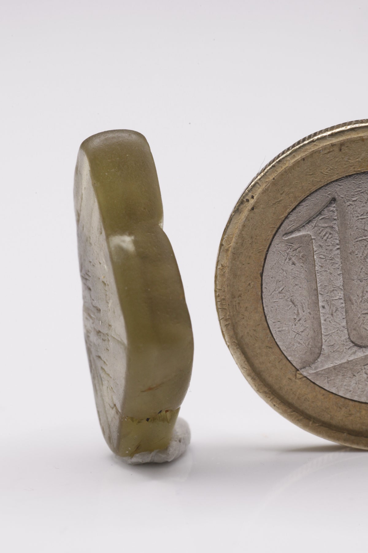 Chrysoberyl  - Mine Mineral Market :    A181 Ein für Sri Lanka großer Drilling mit ungewöhnlich blockigen Kristallen, guter Transparenz und gelblichgrüner Farbe.