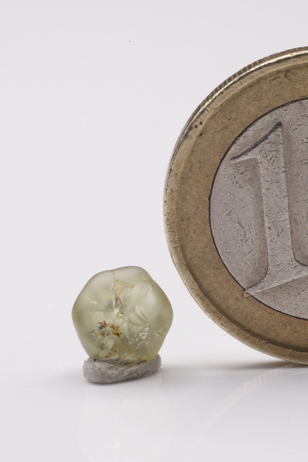 Chrysoberyl  - Mine Mineral Market :    A182 Ein vollständiger zyklischer Drillingskristall mit hervorragendem Katzenaugeneffekt, schön transparent, durch den alluvialen Transport etwas abgerundet.