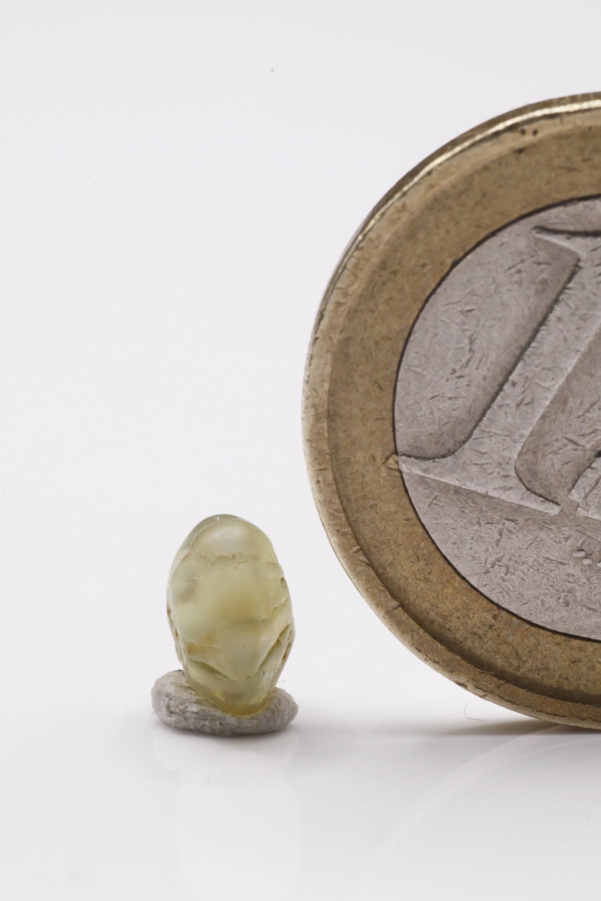 Chrysoberyl  - Mine Mineral Market :    A182 Ein vollständiger zyklischer Drillingskristall mit hervorragendem Katzenaugeneffekt, schön transparent, durch den alluvialen Transport etwas abgerundet.