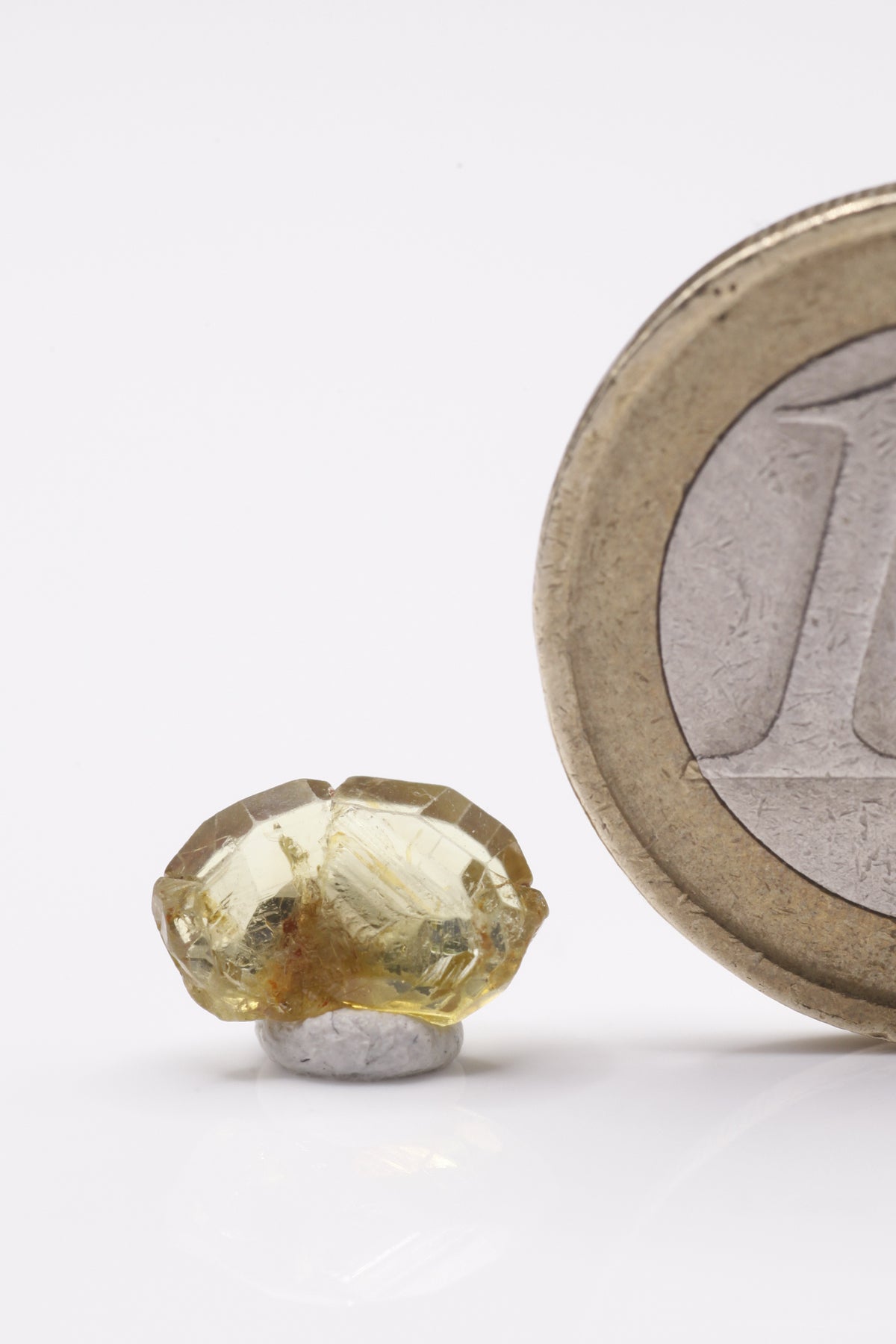 Chrysoberyl  - Mine Mineral Market :    A183 Ein goldgelber scharfkantiger und äußerst klarer Kristall mit der typischen Rotationszwillingsbildung und hervorragendem Glanz.