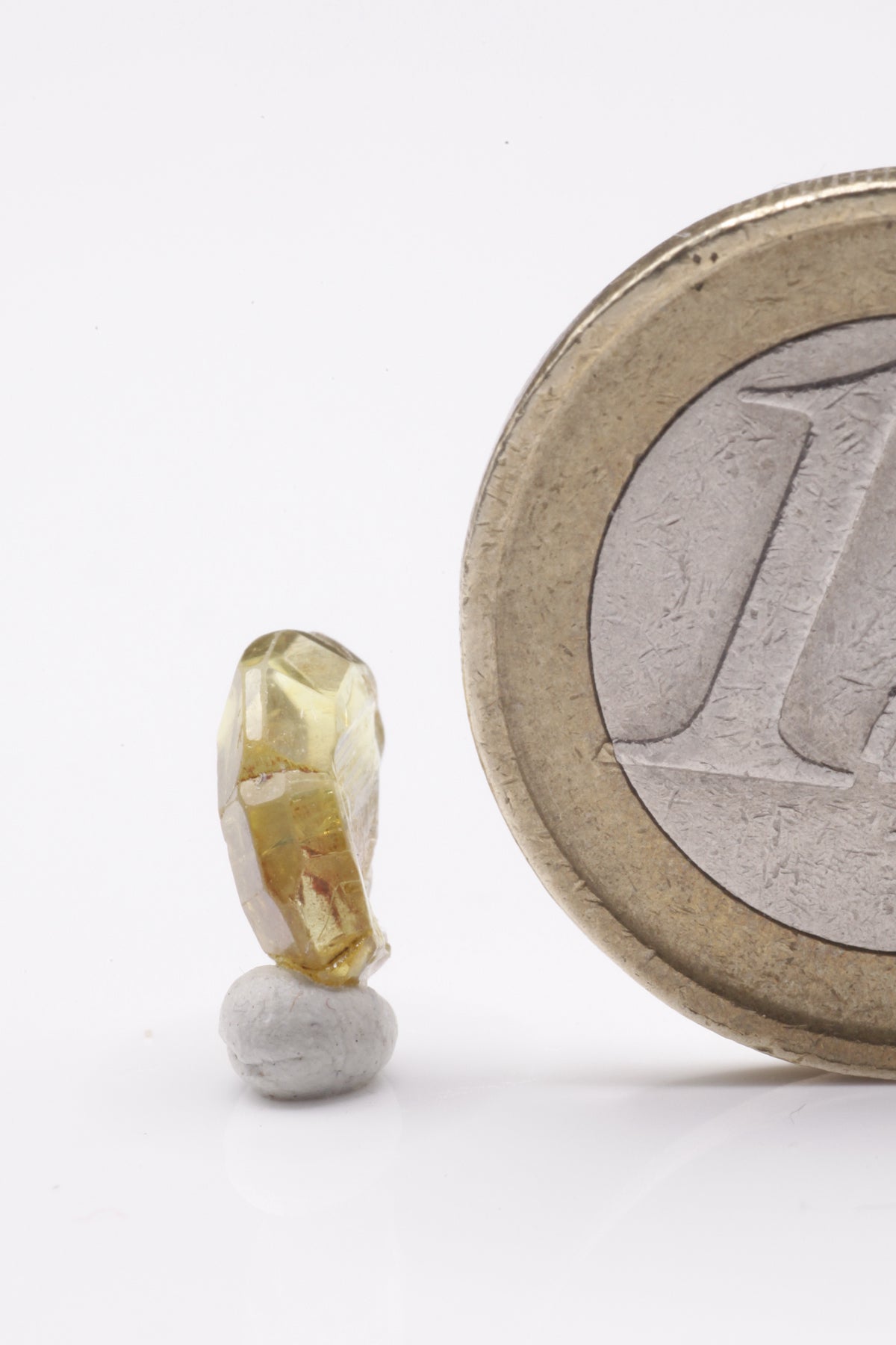 Chrysoberyl  - Mine Mineral Market :    A183 Ein goldgelber scharfkantiger und äußerst klarer Kristall mit der typischen Rotationszwillingsbildung und hervorragendem Glanz.