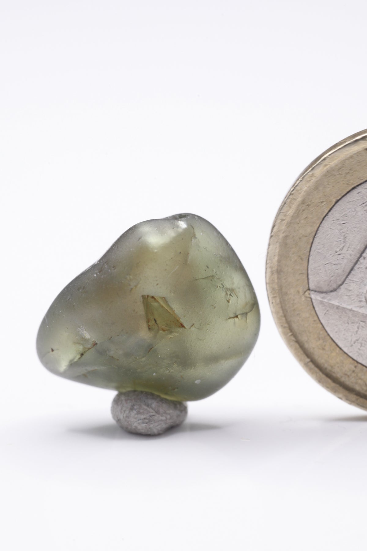 Chrysoberyl  - Mine Mineral Market :    A184 Ein für Sri Lanka großer abgerollter Chrysoberyll-Kiesel, mit außerordentlichem Pleochroismus von rot nach grün und mit deutlichem Katzenaugeneffekt sowie mit leichtem Farbwechsel.
