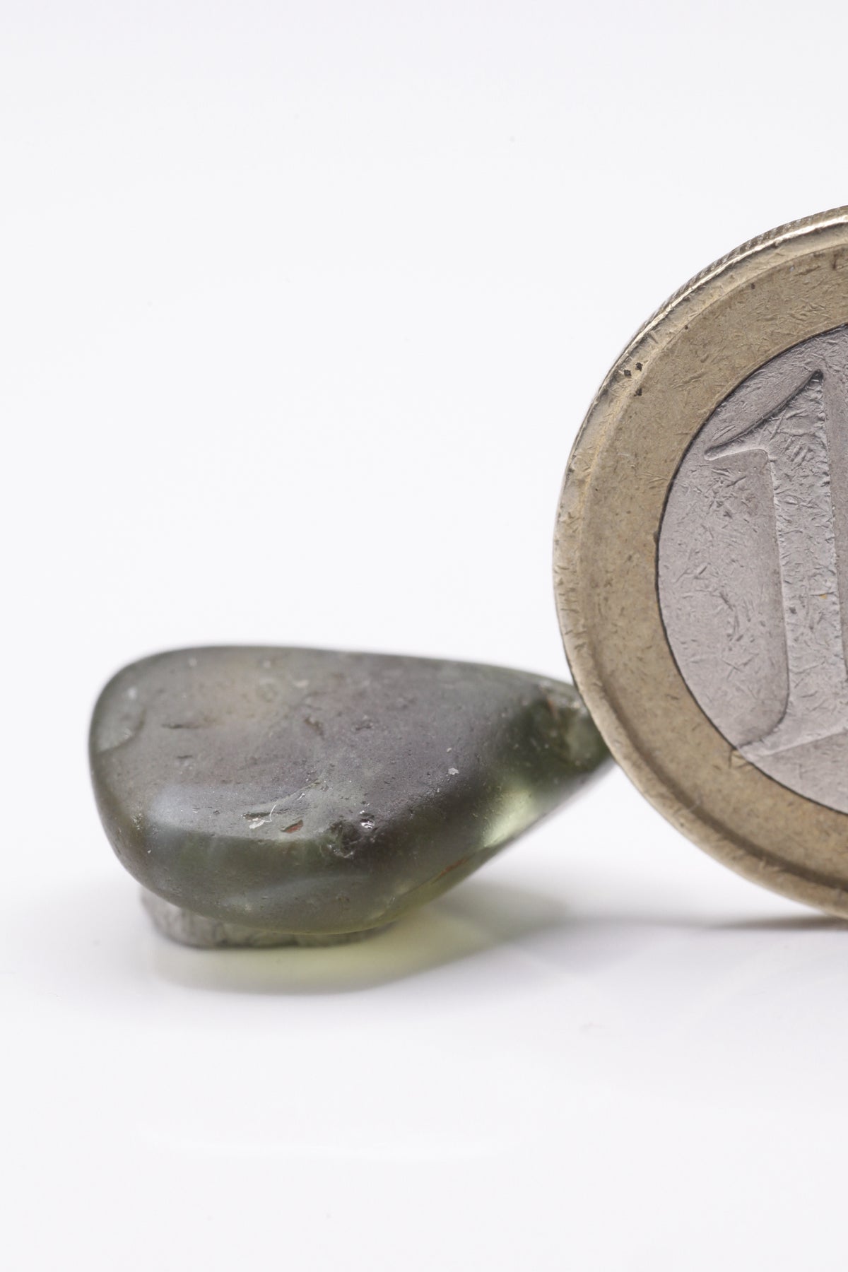 Chrysoberyl  - Mine Mineral Market :    A184 Ein für Sri Lanka großer abgerollter Chrysoberyll-Kiesel, mit außerordentlichem Pleochroismus von rot nach grün und mit deutlichem Katzenaugeneffekt sowie mit leichtem Farbwechsel.