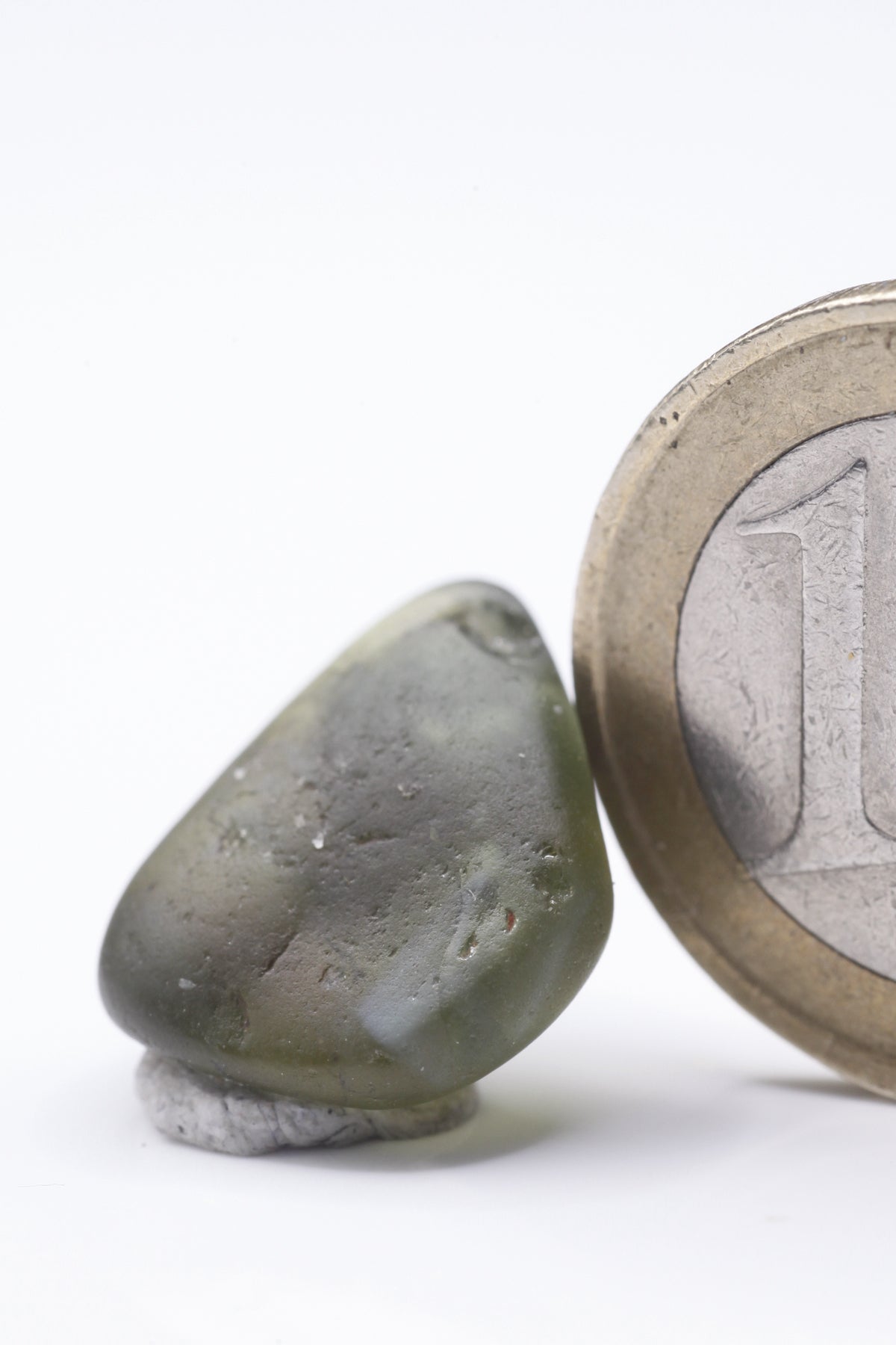 Chrysoberyl  - Mine Mineral Market :    A184 Ein für Sri Lanka großer abgerollter Chrysoberyll-Kiesel, mit außerordentlichem Pleochroismus von rot nach grün und mit deutlichem Katzenaugeneffekt sowie mit leichtem Farbwechsel.