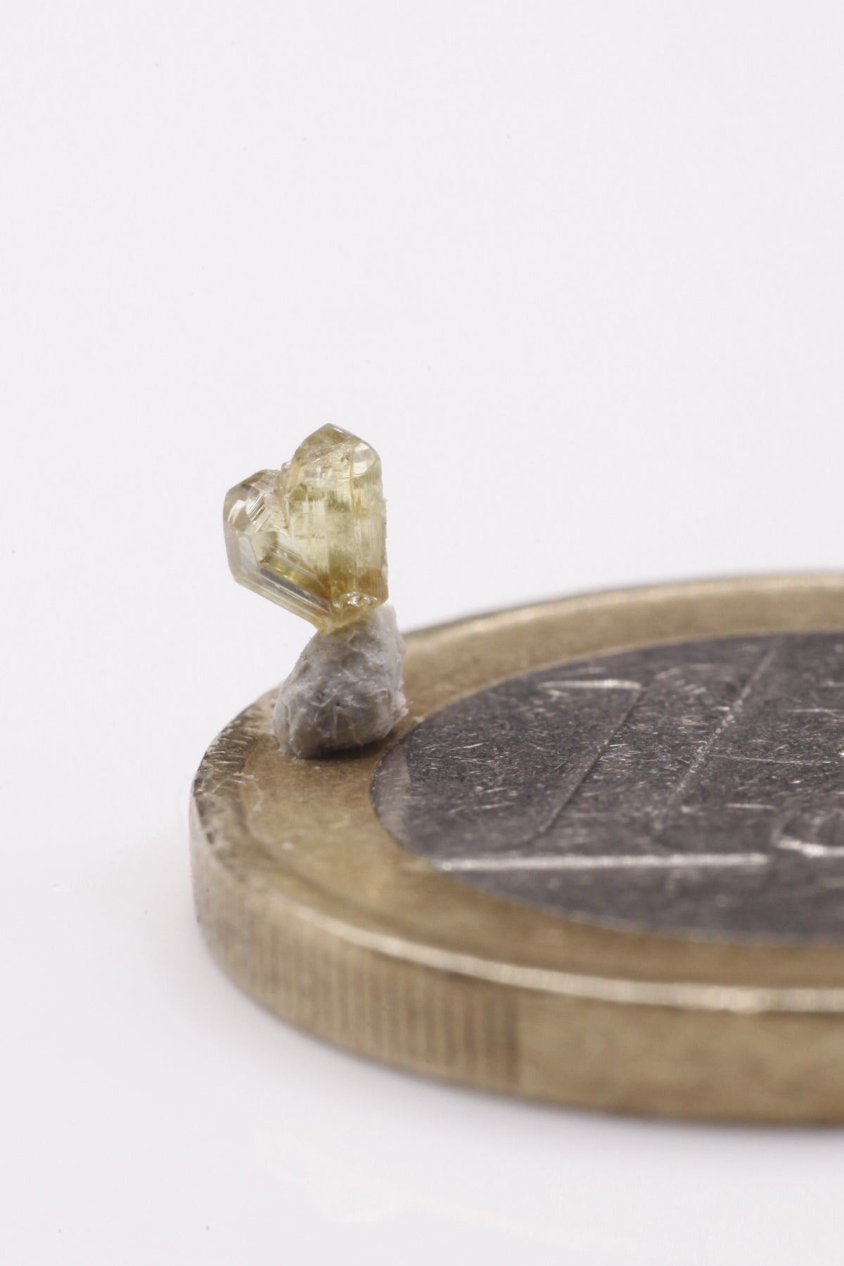 Chrysoberyl  - Mine Mineral Market :    A185 Ein sehr kleiner aber modellmäßiger Kontaktzwilling, sehr klar und mit sehr gutem Glanz.