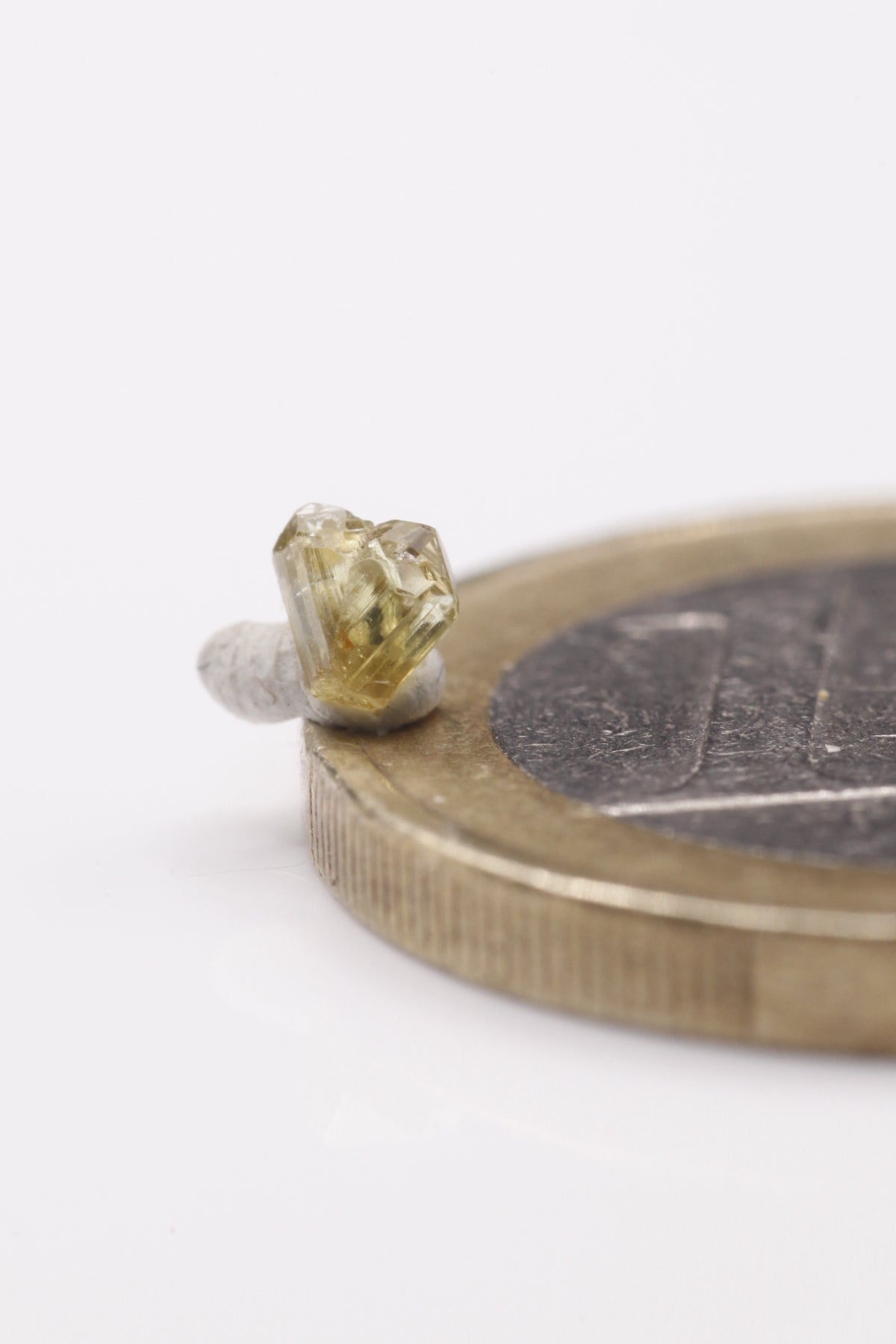 Chrysoberyl  - Mine Mineral Market :    A185 Ein sehr kleiner aber modellmäßiger Kontaktzwilling, sehr klar und mit sehr gutem Glanz.