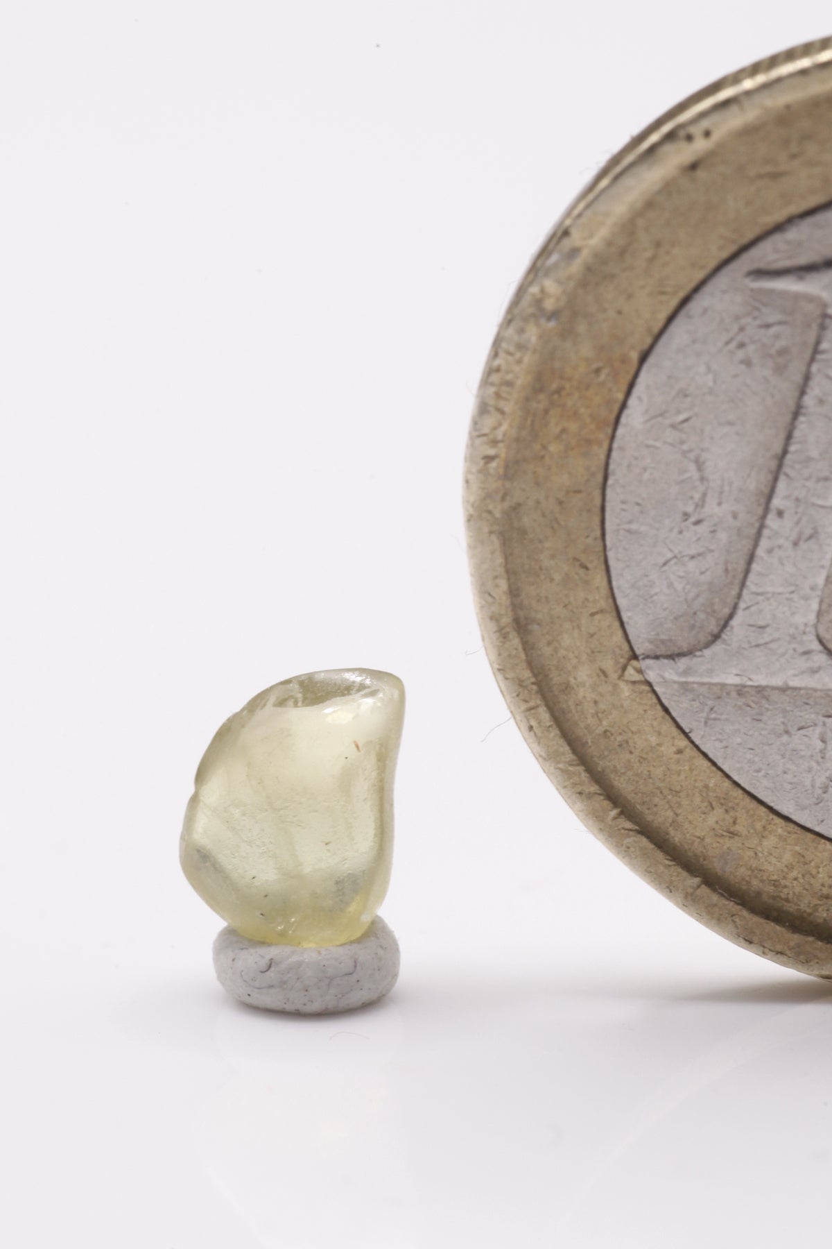 Chrysoberyl - Mine Mineral Market : A187 Ein transparenter gelber abgerollter Kristall mit ungewöhnlichen Flächen.