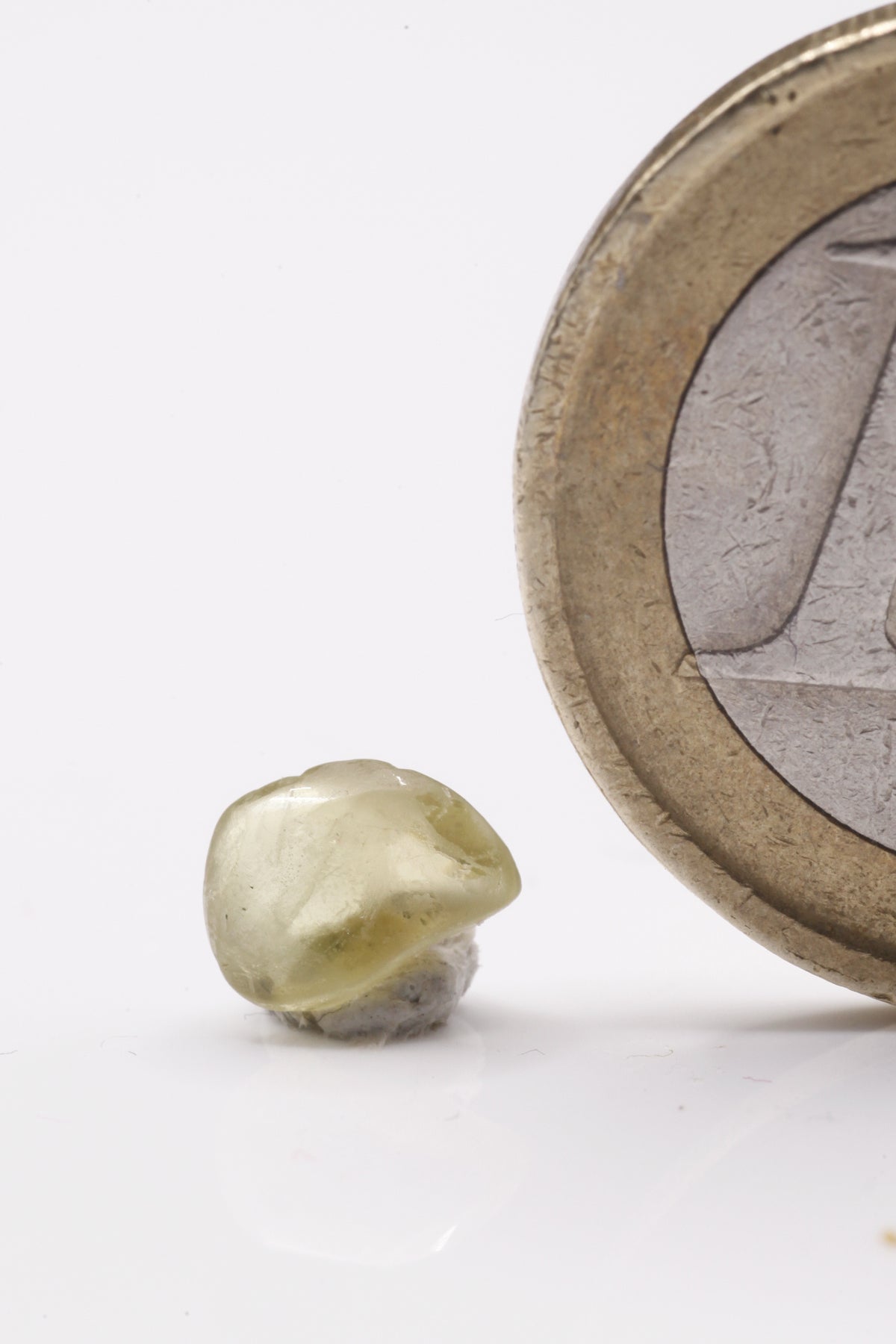 Chrysoberyl - Mine Mineral Market : A187 Ein transparenter gelber abgerollter Kristall mit ungewöhnlichen Flächen.