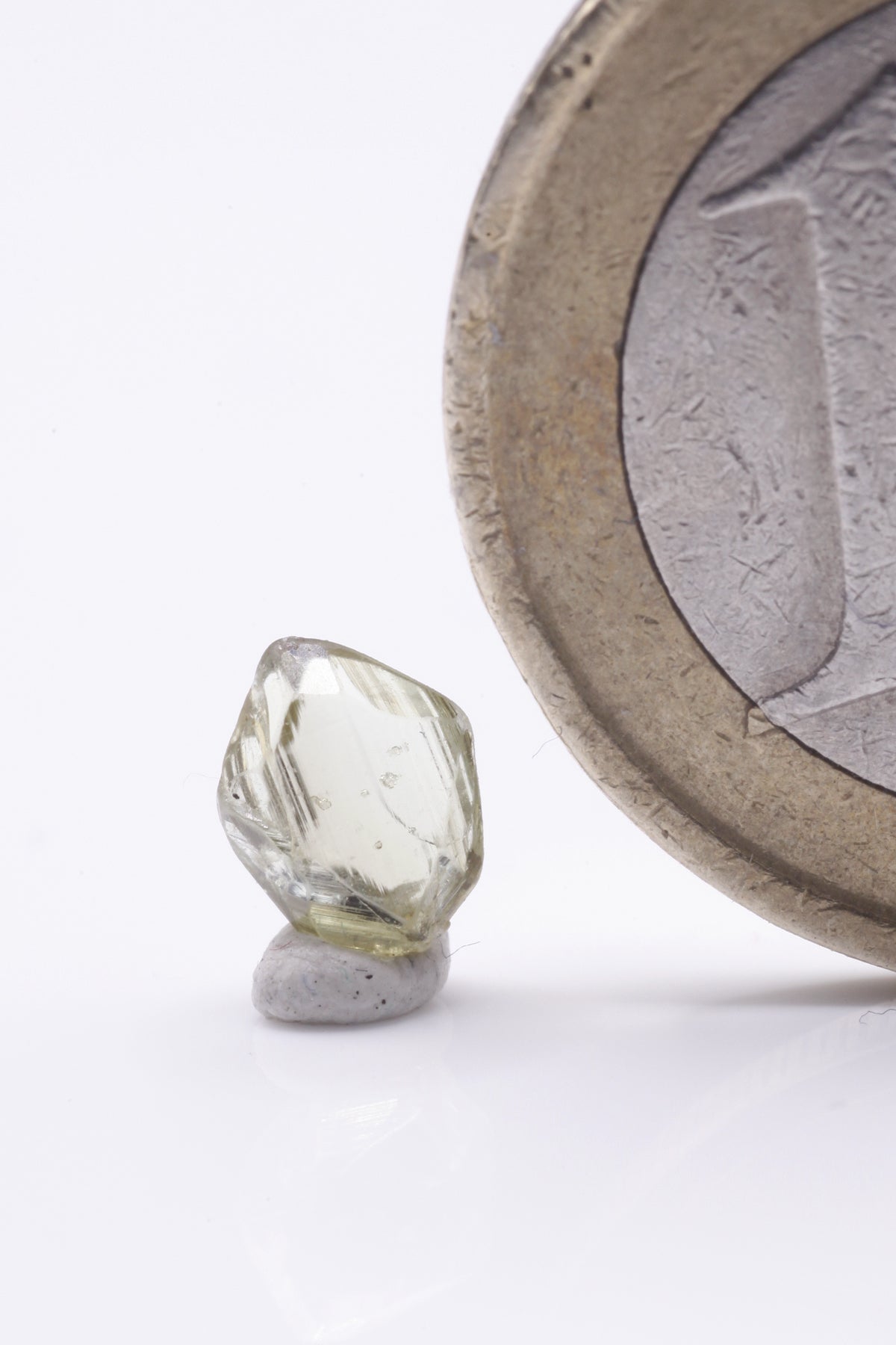 Chrysoberyl - Mine Mineral Market : A188 Ein kleiner einzelner (!) scharfkantiger vollkommen klarer Kristall mit hervorragenden Endflächen und bemerkenswertem Glanz.