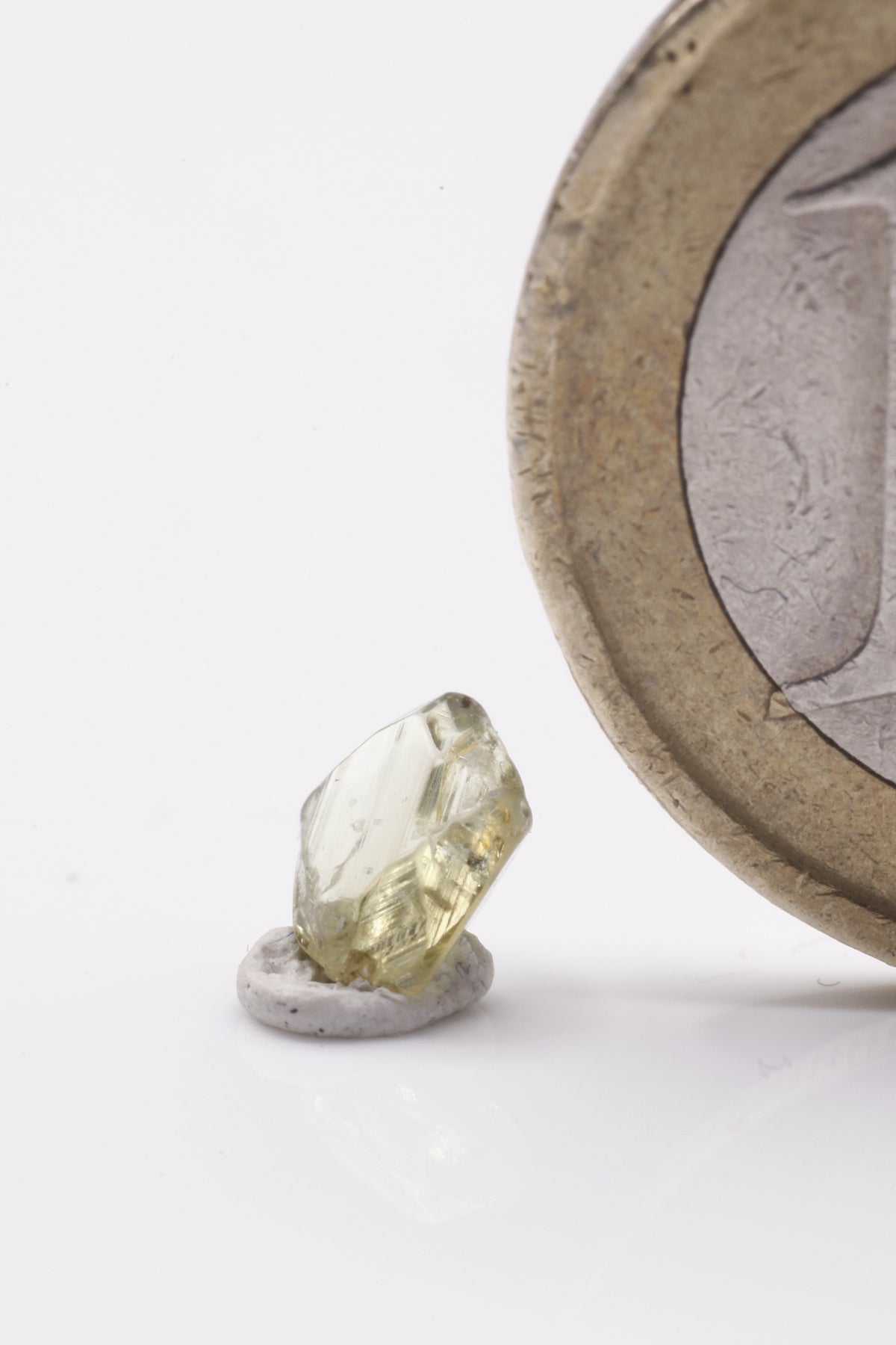 Chrysoberyl - Mine Mineral Market : A188 Ein kleiner einzelner (!) scharfkantiger vollkommen klarer Kristall mit hervorragenden Endflächen und bemerkenswertem Glanz.