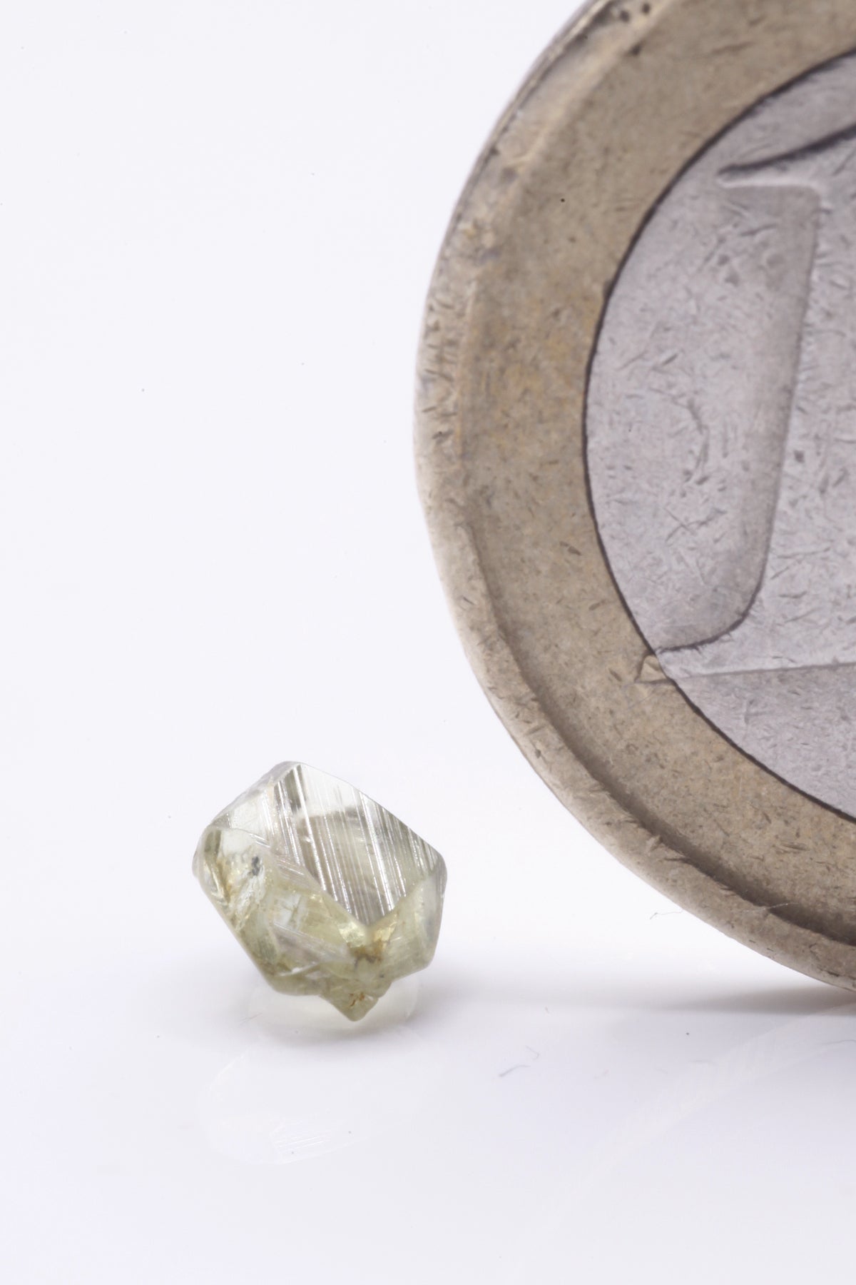 Chrysoberyl - Mine Mineral Market : A188 Ein kleiner einzelner (!) scharfkantiger vollkommen klarer Kristall mit hervorragenden Endflächen und bemerkenswertem Glanz.