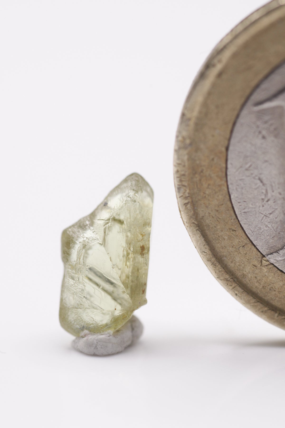 Chrysoberyl - Mine Mineral Market : A189 Ein grünlichgelber klarer Drillingskristall mit hervorragendem Katzenaugeneffekt und gutem Glanz.