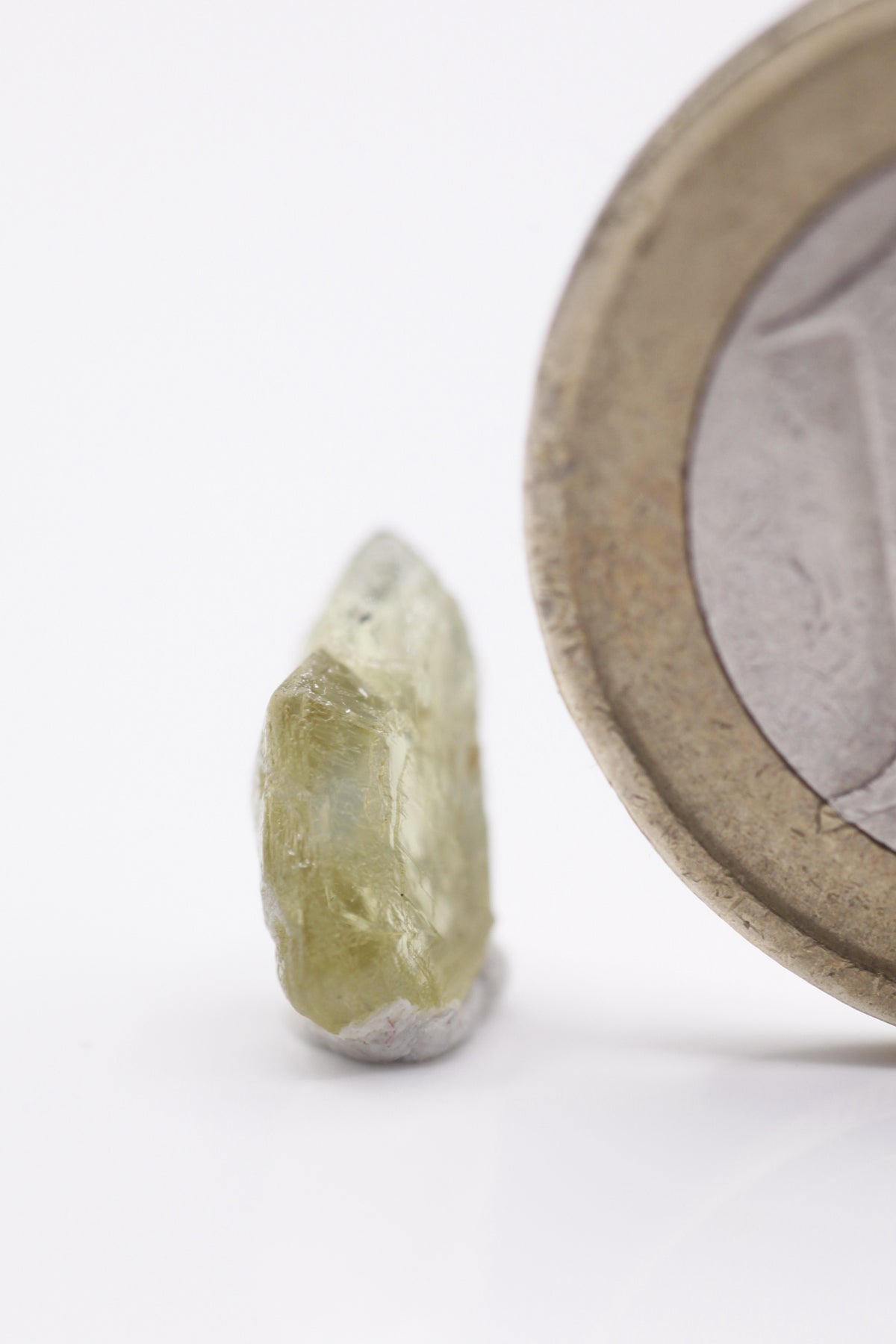 Chrysoberyl - Mine Mineral Market : A189 Ein grünlichgelber klarer Drillingskristall mit hervorragendem Katzenaugeneffekt und gutem Glanz.