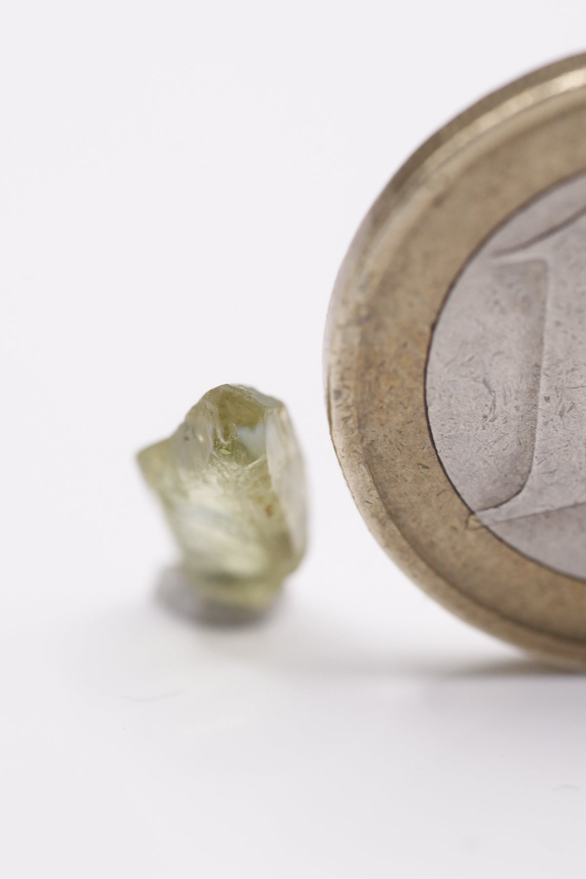 Chrysoberyl - Mine Mineral Market : A189 Ein grünlichgelber klarer Drillingskristall mit hervorragendem Katzenaugeneffekt und gutem Glanz.