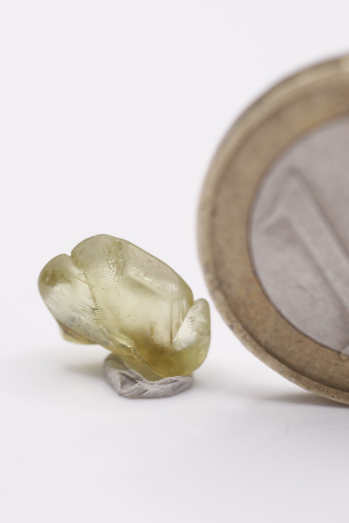 Chrysoberyl  - Mine Mineral Market :    A190 Ein goldgelber Drilling mit schöner Streifung, sehr klar und mit gut sichtbarem Pleochroismus.