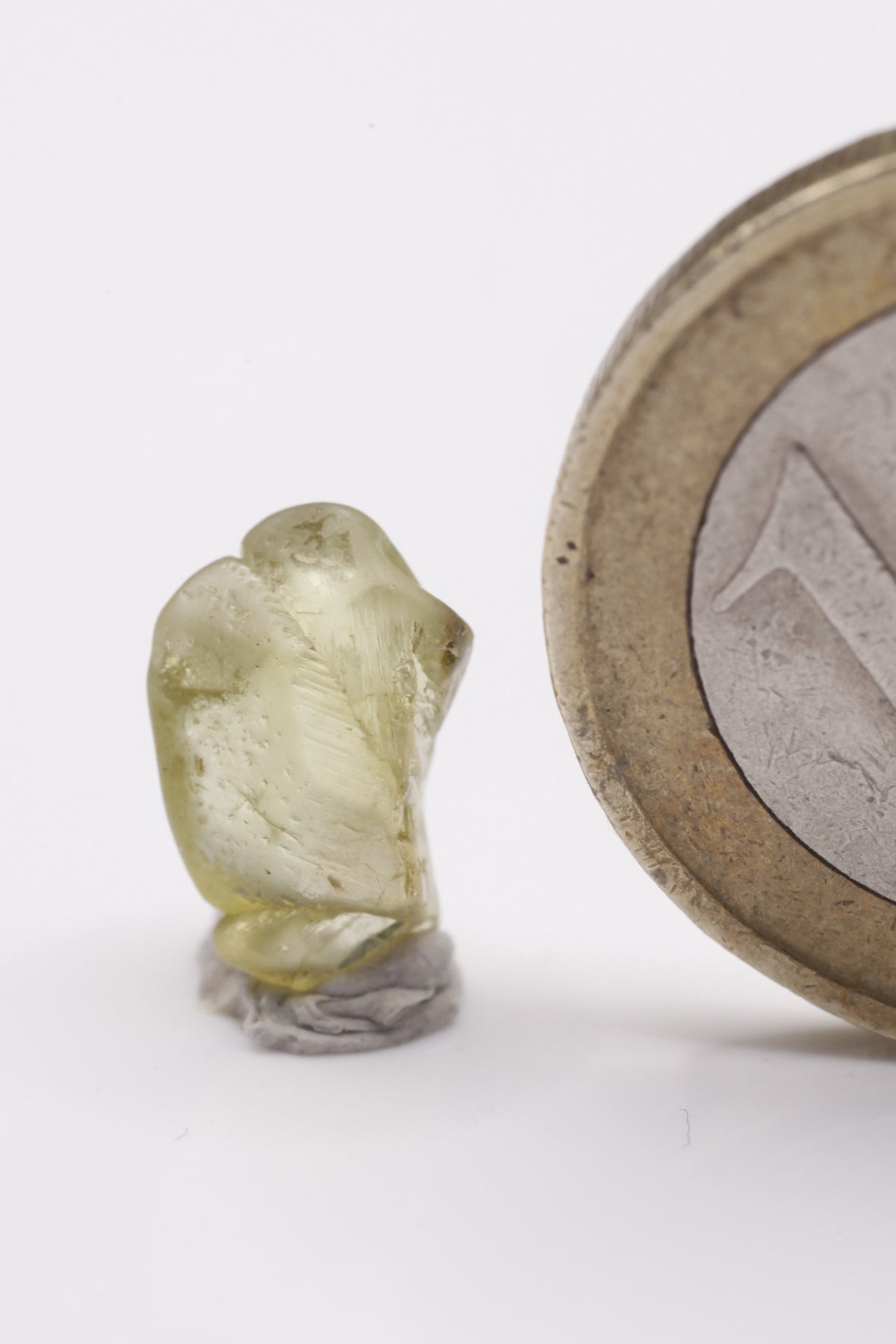 Chrysoberyl  - Mine Mineral Market :    A190 Ein goldgelber Drilling mit schöner Streifung, sehr klar und mit gut sichtbarem Pleochroismus.