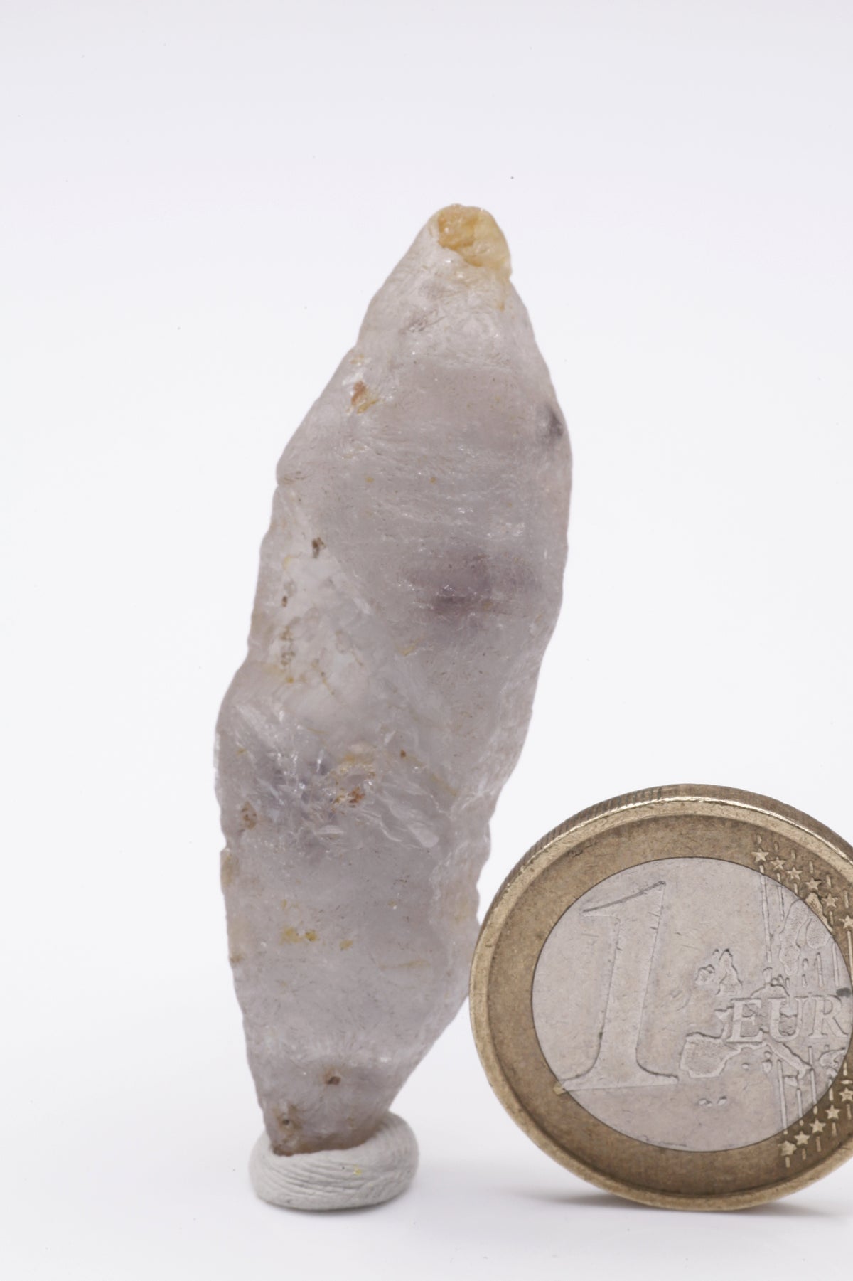 Sapphire  - Mine Mineral Market :    A191 Ein sehr großer Saphir mit wenig Einschlüssen, über die gesamte Länge durchscheinend. Ein paar Ecken sind leicht angestoßen.