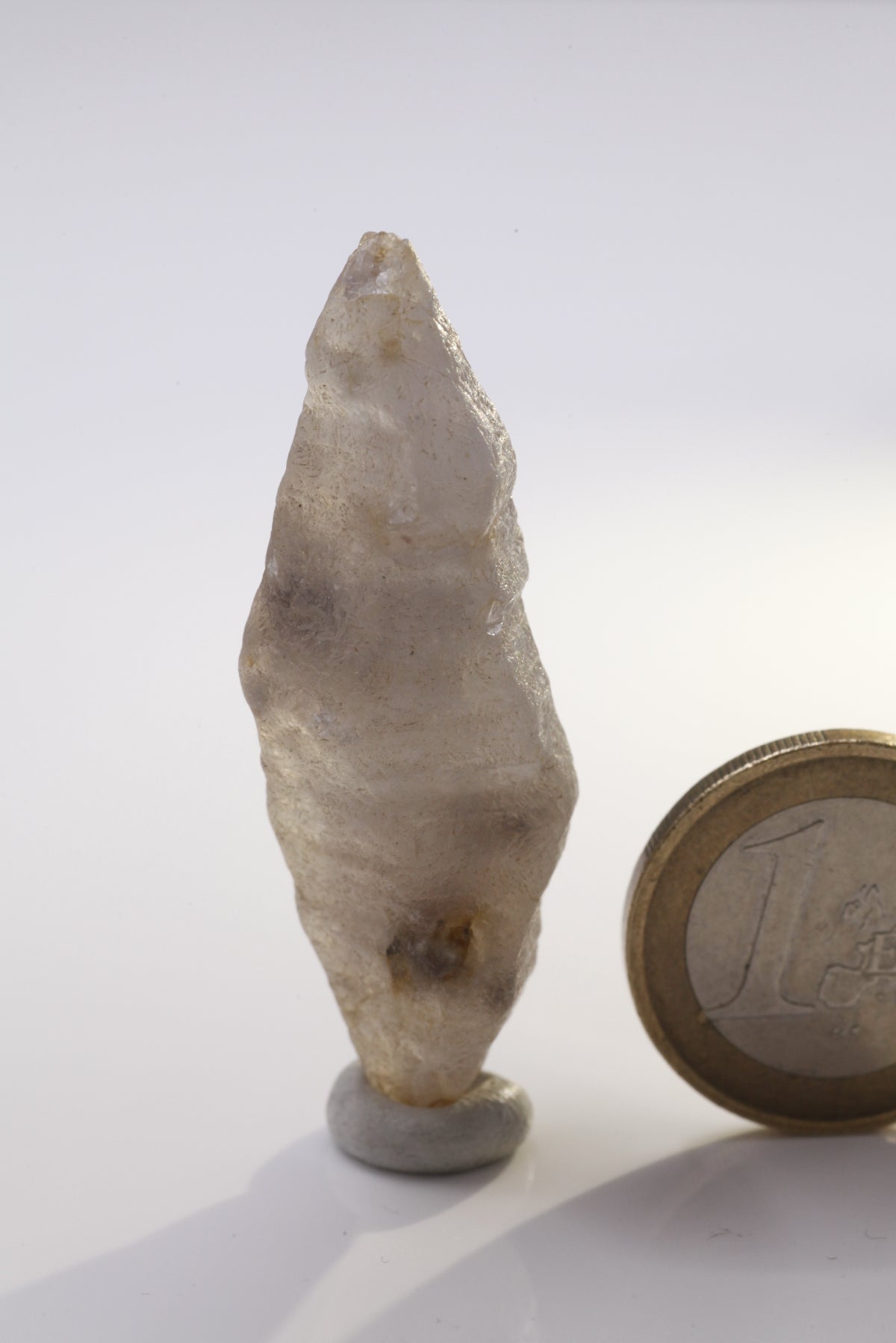 Sapphire  - Mine Mineral Market :    A191 Ein sehr großer Saphir mit wenig Einschlüssen, über die gesamte Länge durchscheinend. Ein paar Ecken sind leicht angestoßen.