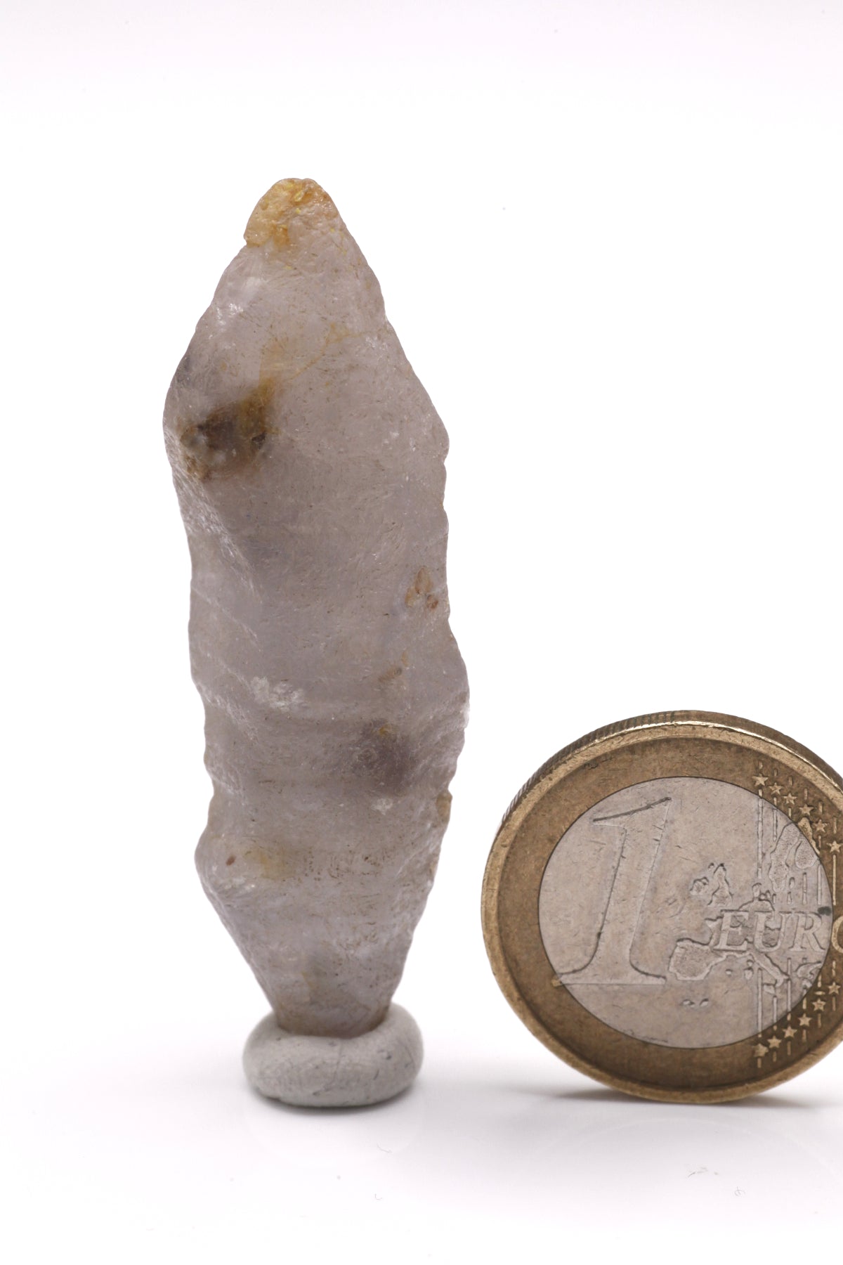 Sapphire  - Mine Mineral Market :    A191 Ein sehr großer Saphir mit wenig Einschlüssen, über die gesamte Länge durchscheinend. Ein paar Ecken sind leicht angestoßen.