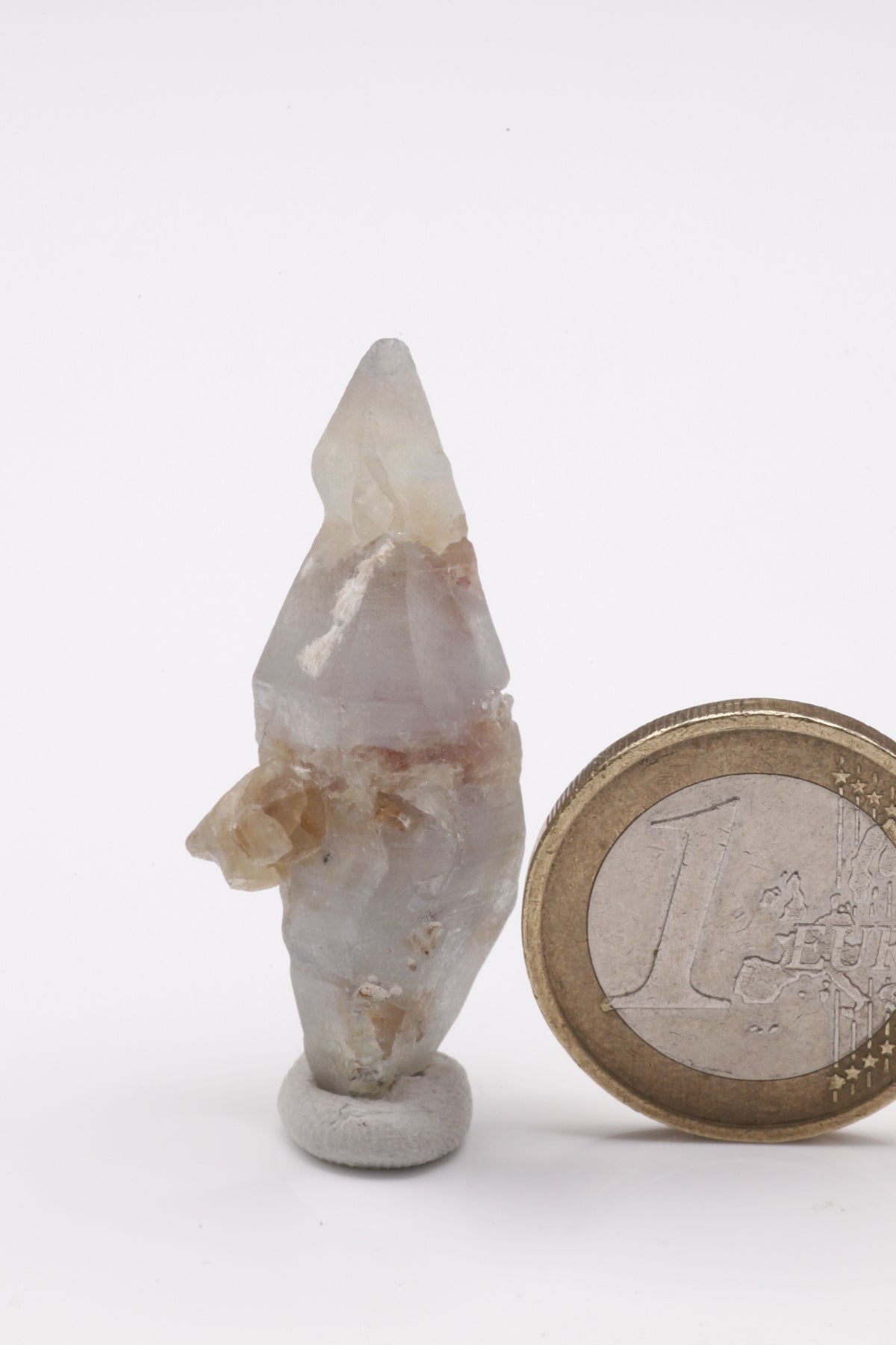 Sapphire - Mine Mineral Market : A192 Dieser große leicht hellblaue Kristall mit außergewöhnlicher Form hat schöne Flächen und ist fast vollständig durchscheinend.