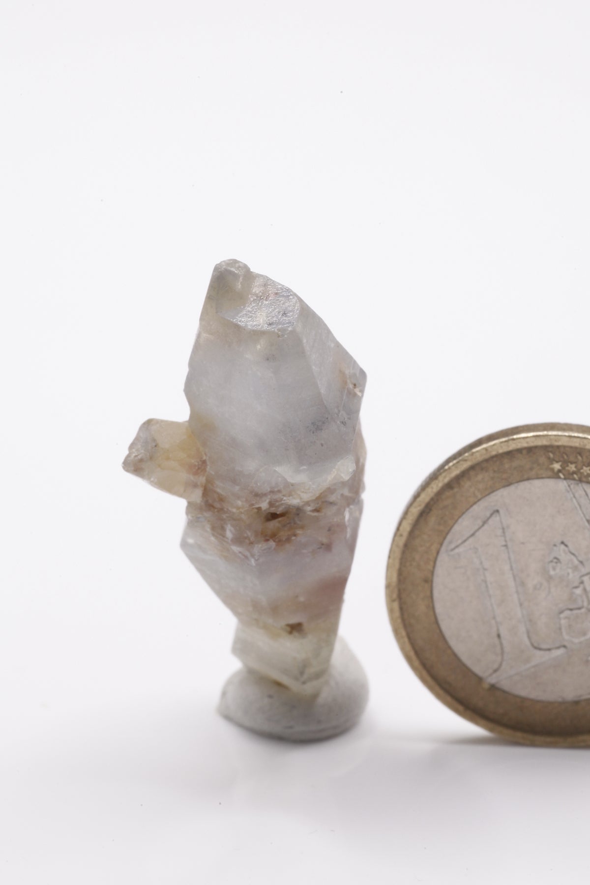 Sapphire - Mine Mineral Market : A192 Dieser große leicht hellblaue Kristall mit außergewöhnlicher Form hat schöne Flächen und ist fast vollständig durchscheinend.
