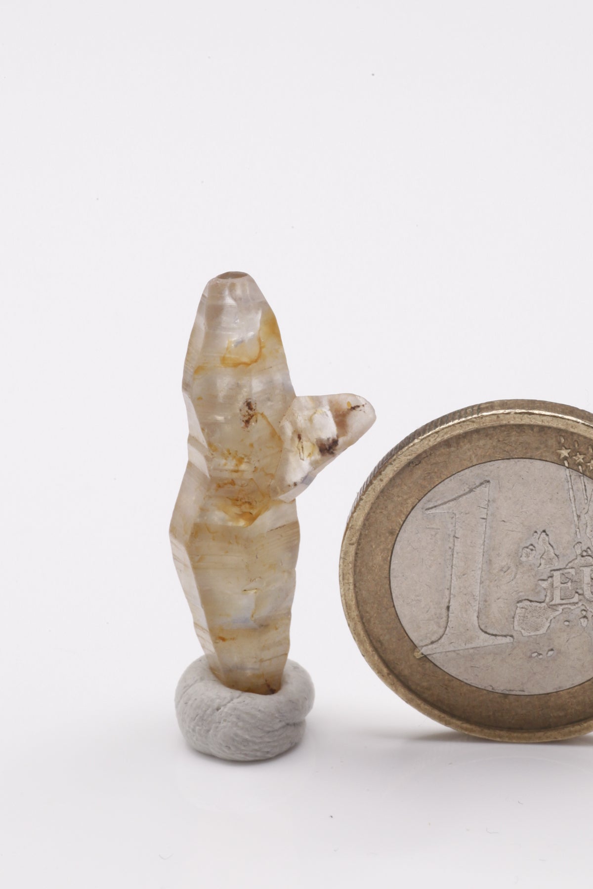 Sapphire - Mine Mineral Market : A195 Ein transparenter größerer Saphir kaum abgerollt, dadurch mit schöner Querstreifung und gutem Glanz auf den Kristallflächen