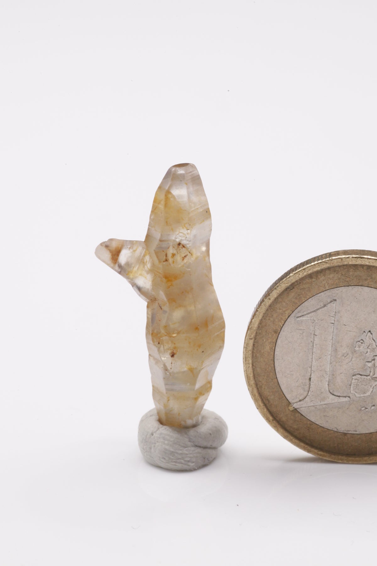 Sapphire - Mine Mineral Market : A195 Ein transparenter größerer Saphir kaum abgerollt, dadurch mit schöner Querstreifung und gutem Glanz auf den Kristallflächen