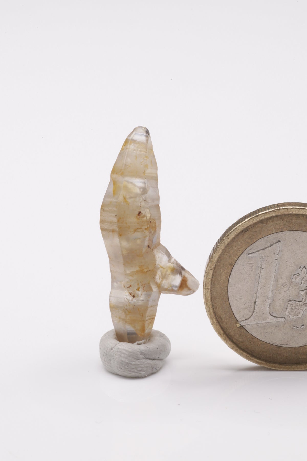 Sapphire - Mine Mineral Market : A195 Ein transparenter größerer Saphir kaum abgerollt, dadurch mit schöner Querstreifung und gutem Glanz auf den Kristallflächen