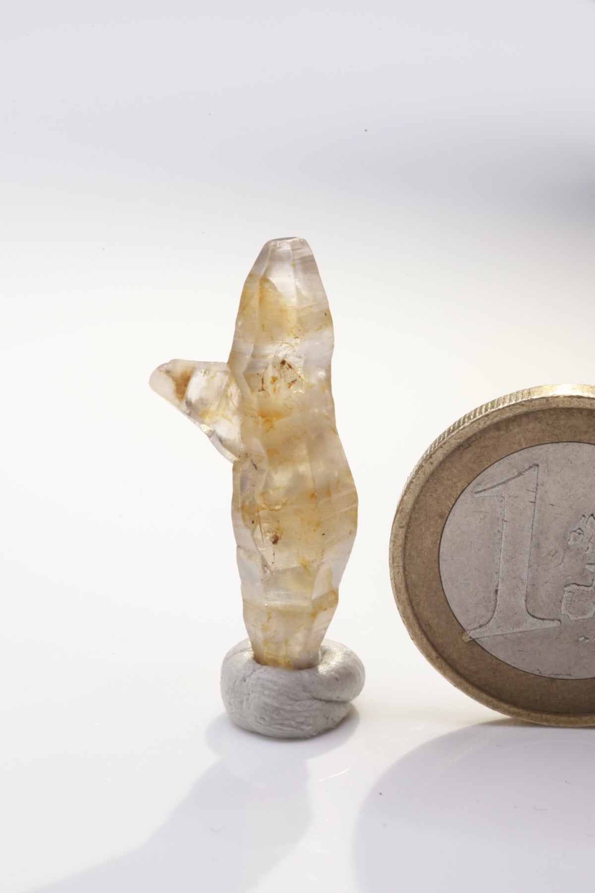 Sapphire - Mine Mineral Market : A195 Ein transparenter größerer Saphir kaum abgerollt, dadurch mit schöner Querstreifung und gutem Glanz auf den Kristallflächen