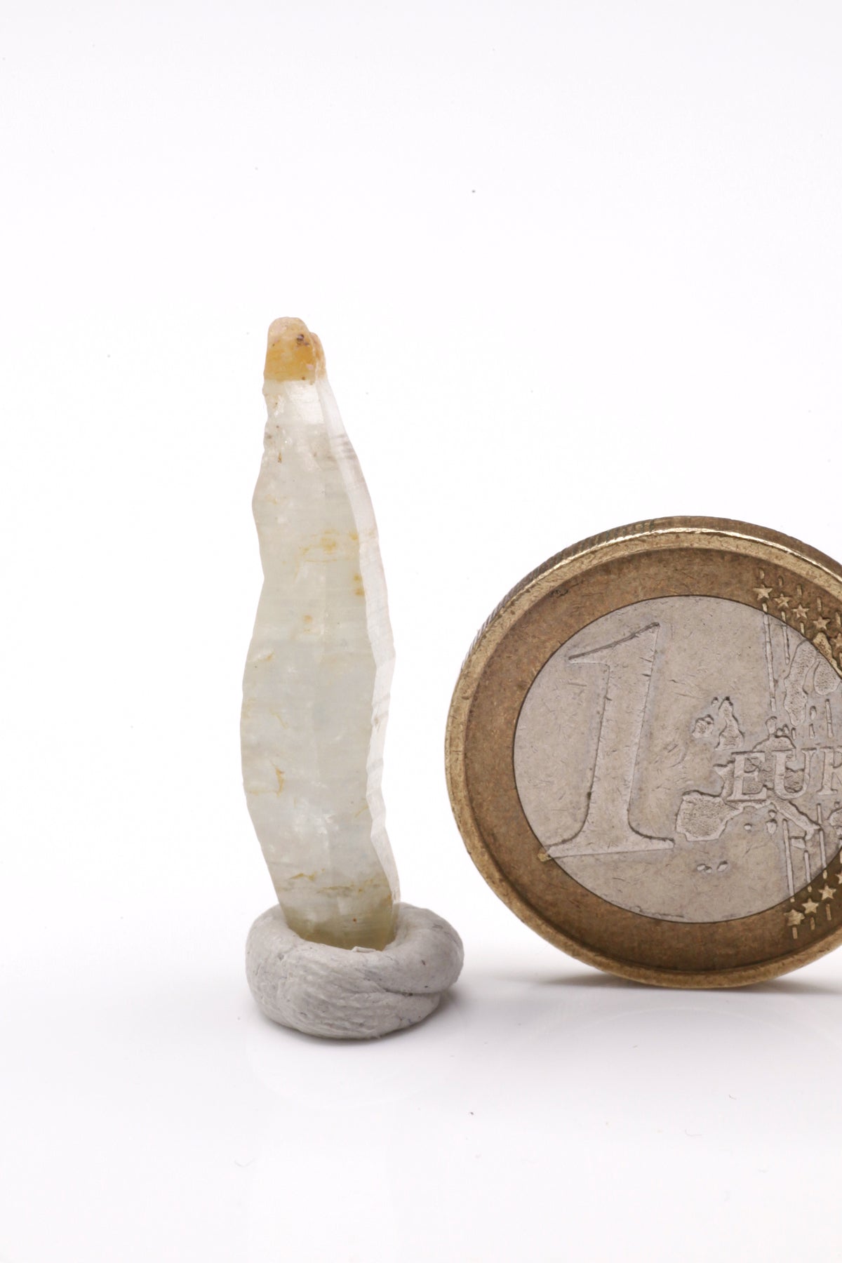 Sapphire - Mine Mineral Market : A196 Dieser längere transparente helle Kristall mit orange-brauner Spitze zeigt eine sehr schöne Querstreifung