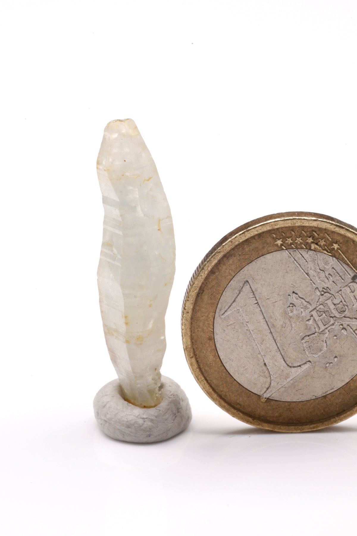 Sapphire - Mine Mineral Market : A196 Dieser längere transparente helle Kristall mit orange-brauner Spitze zeigt eine sehr schöne Querstreifung