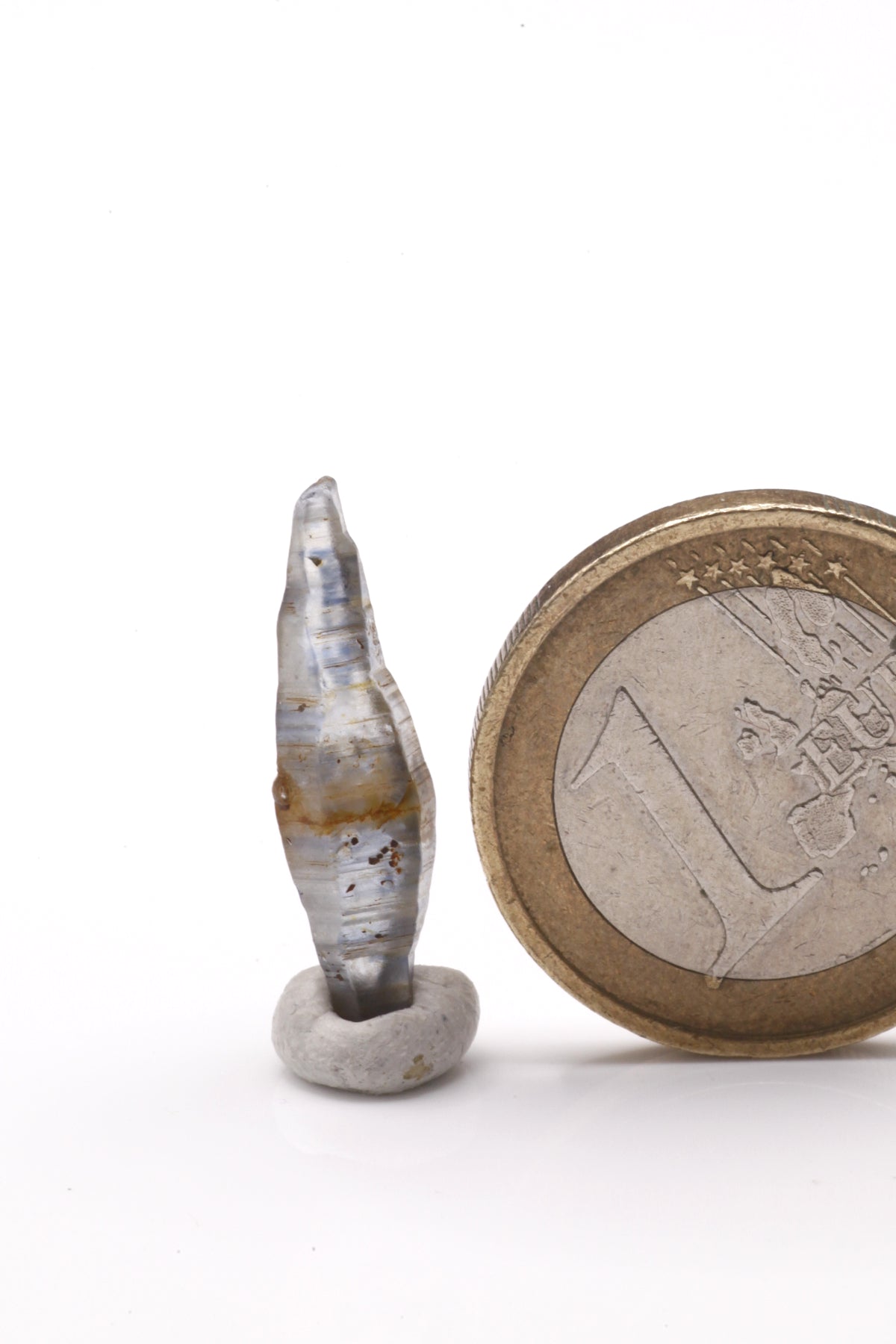 Sapphire - Mine Mineral Market : A203 Einer meiner Favoriten: Schöne schmale Form der Spindel, braunes Zentrum, zu den Spitzen hin abwechselnd helle und blaue Zonen, vollständige Spitzen und schöne Querstreifung auf den Kristallflächen. Guter Glanz.