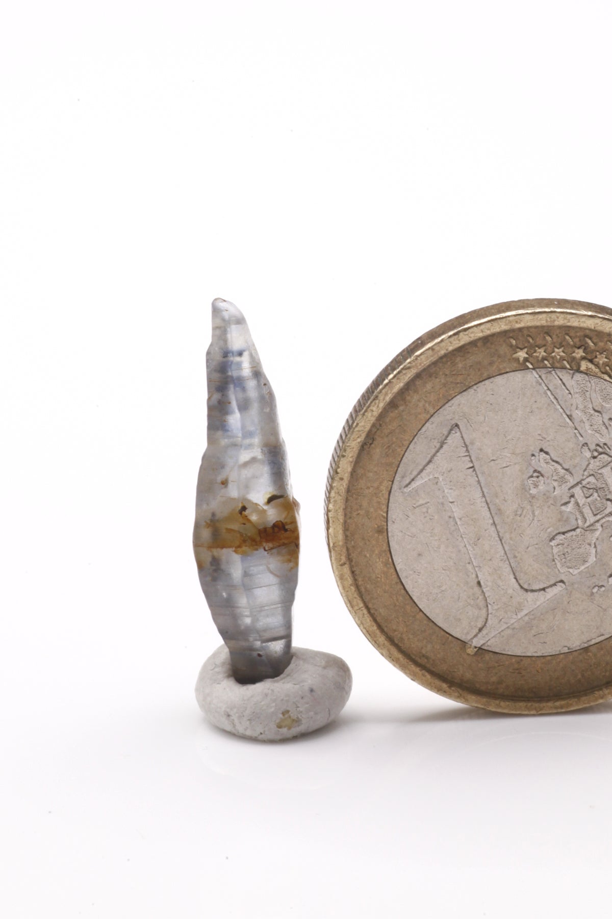 Sapphire - Mine Mineral Market : A203 Einer meiner Favoriten: Schöne schmale Form der Spindel, braunes Zentrum, zu den Spitzen hin abwechselnd helle und blaue Zonen, vollständige Spitzen und schöne Querstreifung auf den Kristallflächen. Guter Glanz.