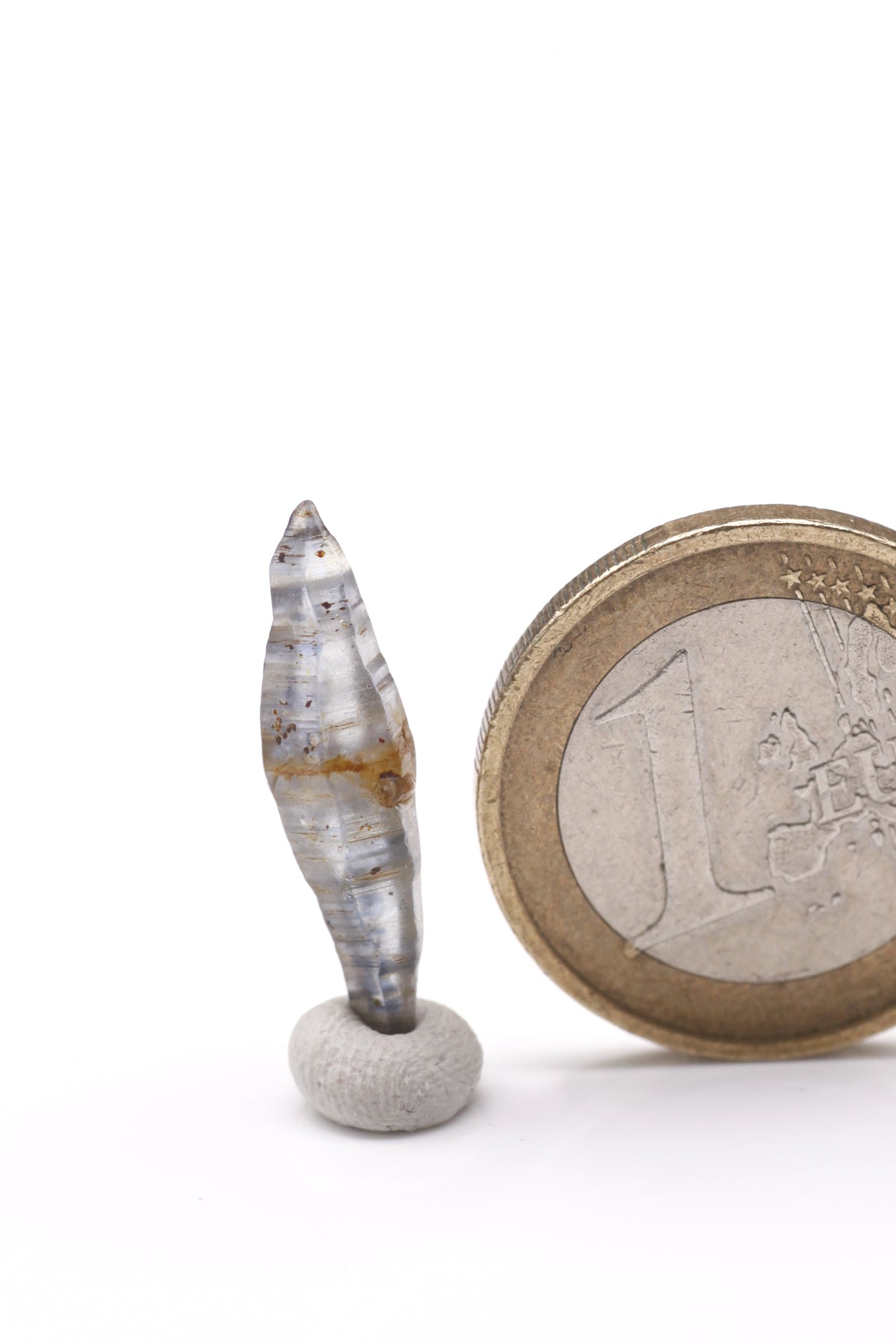 Sapphire - Mine Mineral Market : A203 Einer meiner Favoriten: Schöne schmale Form der Spindel, braunes Zentrum, zu den Spitzen hin abwechselnd helle und blaue Zonen, vollständige Spitzen und schöne Querstreifung auf den Kristallflächen. Guter Glanz.