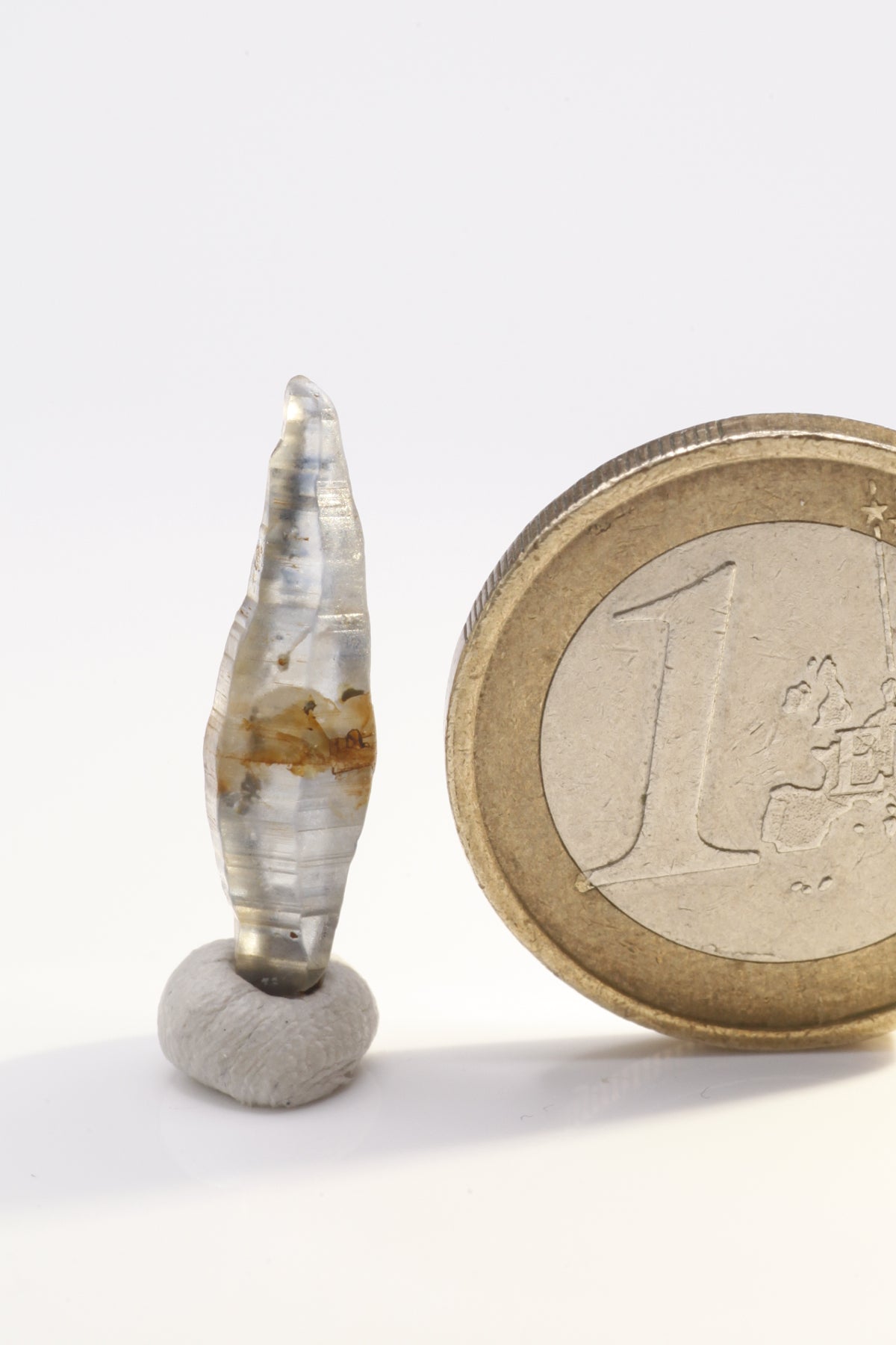 Sapphire - Mine Mineral Market : A203 Einer meiner Favoriten: Schöne schmale Form der Spindel, braunes Zentrum, zu den Spitzen hin abwechselnd helle und blaue Zonen, vollständige Spitzen und schöne Querstreifung auf den Kristallflächen. Guter Glanz.