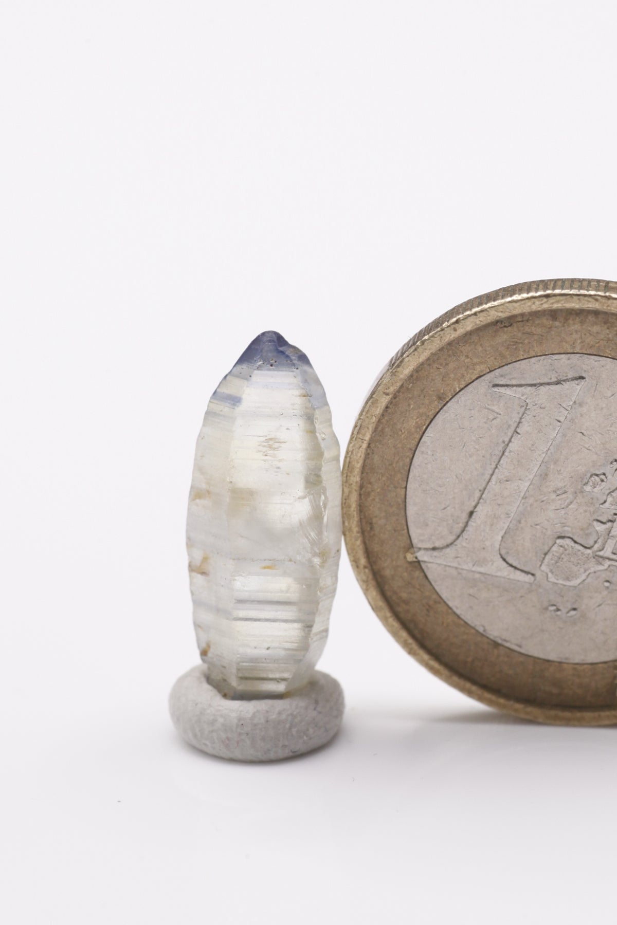 Sapphire - Mine Mineral Market : A204 Dieser helle Saphir zeigt keine größeren Einschlüsse, hat schmale blaue Streifen und dunkelblaue Spitzen. Die Querstreifung auf den Flächen ist gut ausgebildet.