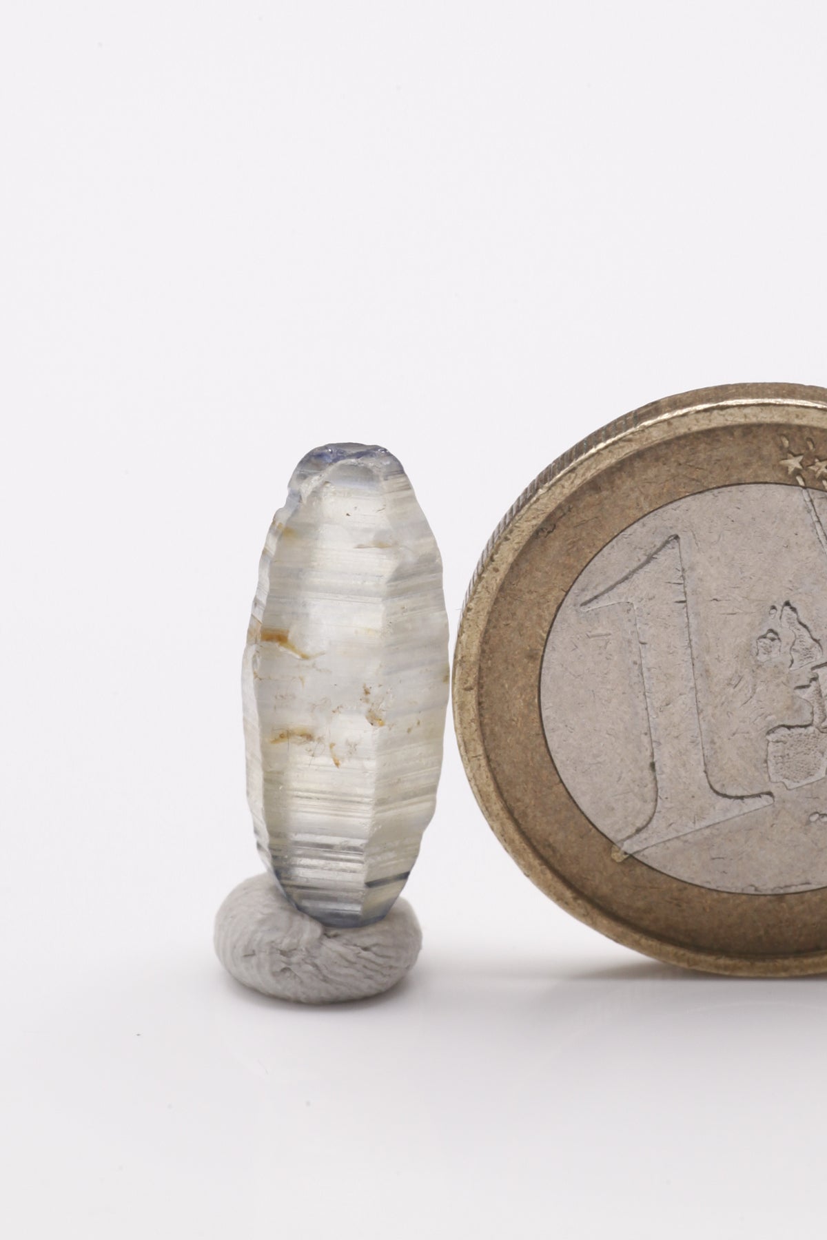 Sapphire - Mine Mineral Market : A204 Dieser helle Saphir zeigt keine größeren Einschlüsse, hat schmale blaue Streifen und dunkelblaue Spitzen. Die Querstreifung auf den Flächen ist gut ausgebildet.