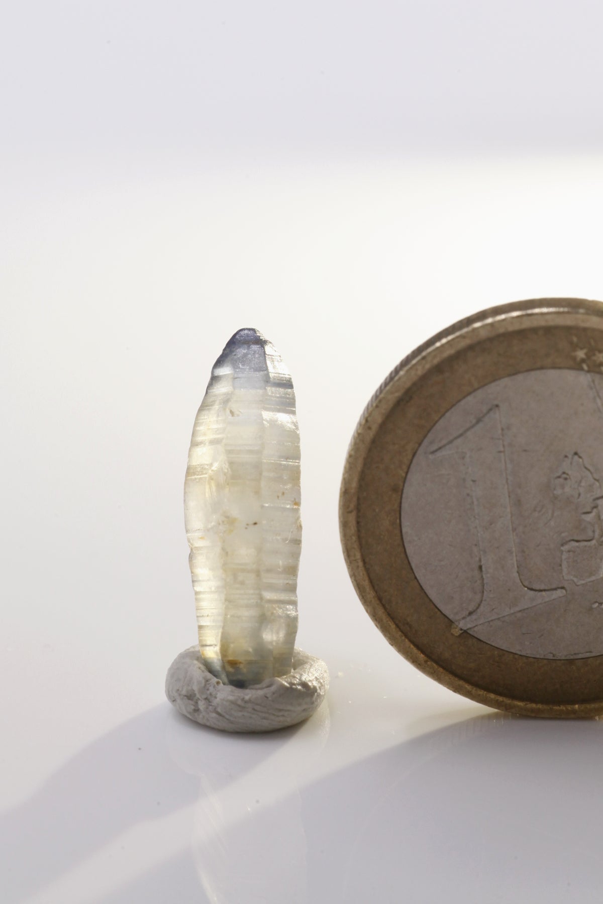 Sapphire - Mine Mineral Market : A204 Dieser helle Saphir zeigt keine größeren Einschlüsse, hat schmale blaue Streifen und dunkelblaue Spitzen. Die Querstreifung auf den Flächen ist gut ausgebildet.