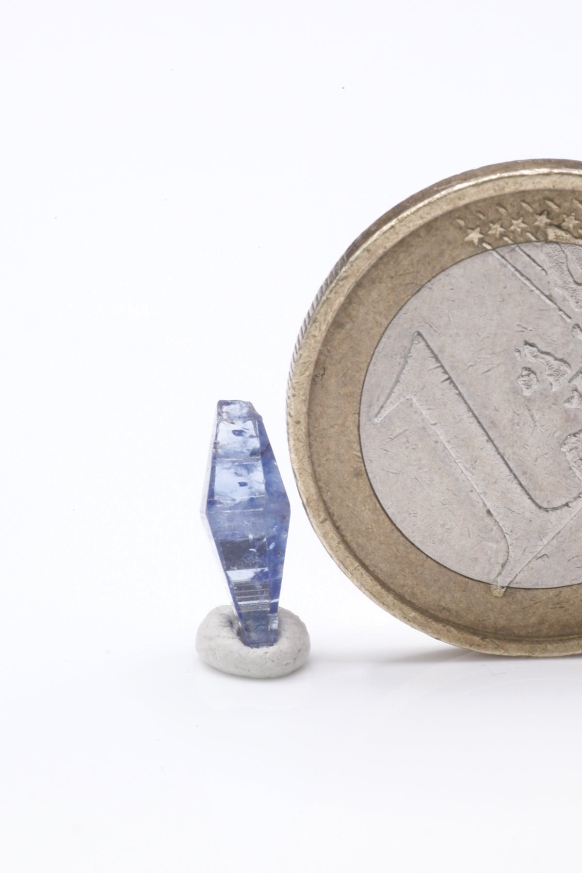 Sapphire - Mine Mineral Market : A216 Hervorragender, wenn auch kleiner blauer Saphir, fast vollständig klar und mit ausgezeichnetem Glanz.