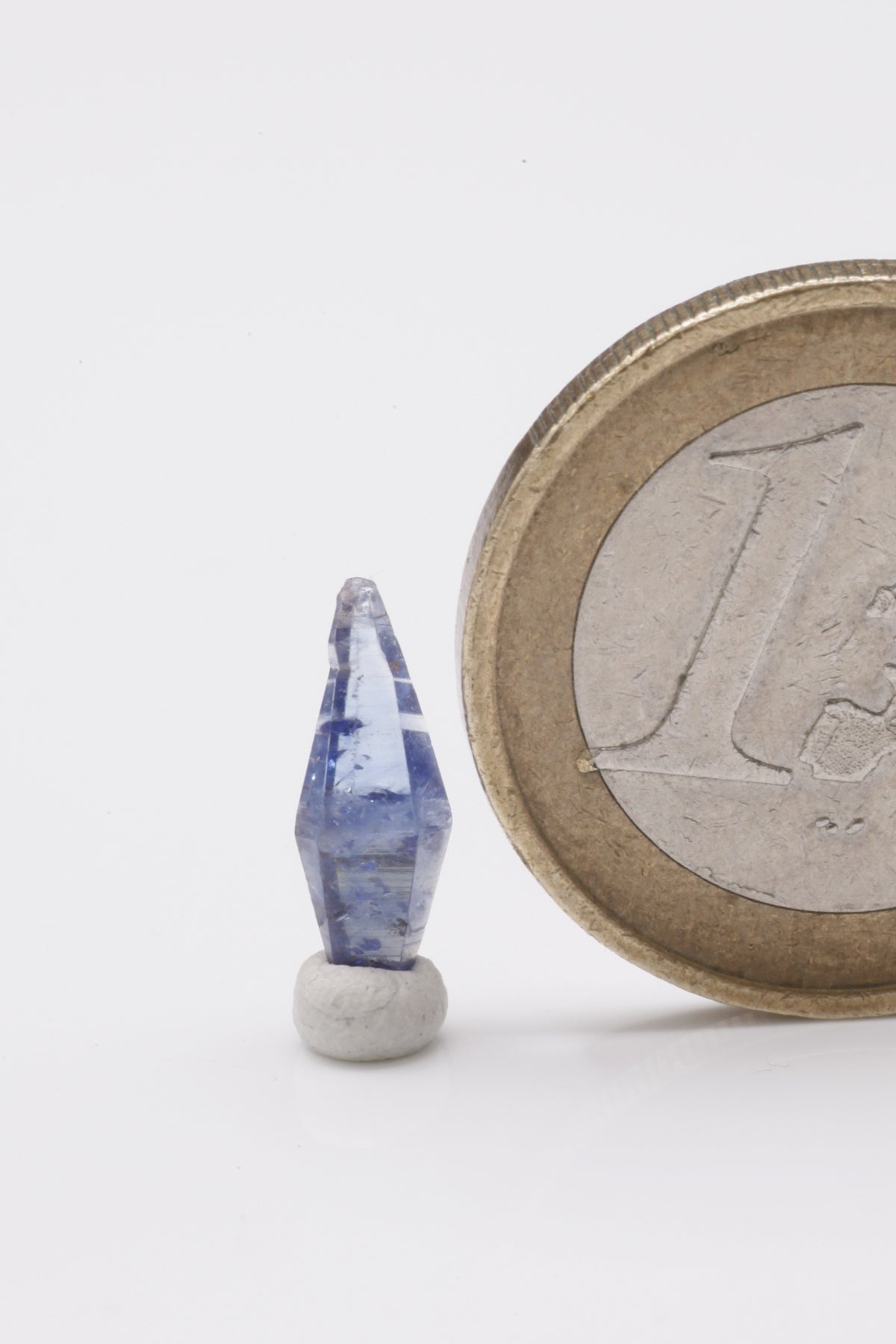 Sapphire - Mine Mineral Market : A216 Hervorragender, wenn auch kleiner blauer Saphir, fast vollständig klar und mit ausgezeichnetem Glanz.