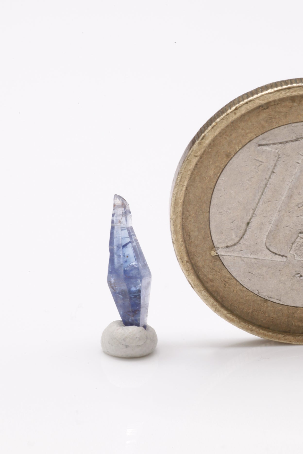 Sapphire - Mine Mineral Market : A216 Hervorragender, wenn auch kleiner blauer Saphir, fast vollständig klar und mit ausgezeichnetem Glanz.