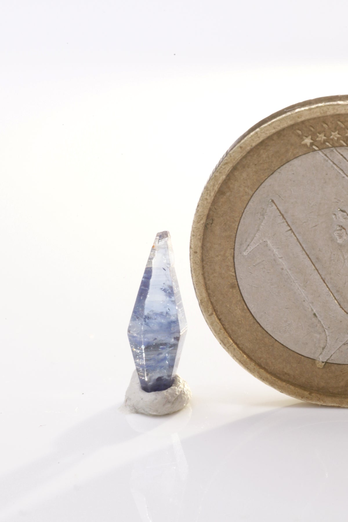 Sapphire - Mine Mineral Market : A216 Hervorragender, wenn auch kleiner blauer Saphir, fast vollständig klar und mit ausgezeichnetem Glanz.