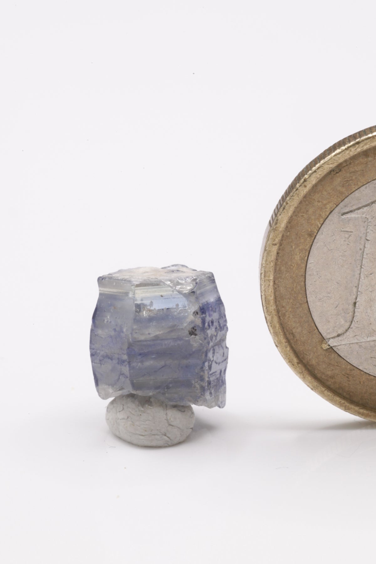 Sapphire - Mine Mineral Market : A223 Recht dickes mittleres Kristallstück, teilweise klar und von schöner blauer Farbe. Eine Bruchfläche ist verheilt, die gegenüber liegende nicht. Deshalb erhalten Sie viel Saphir für wenig Geld.