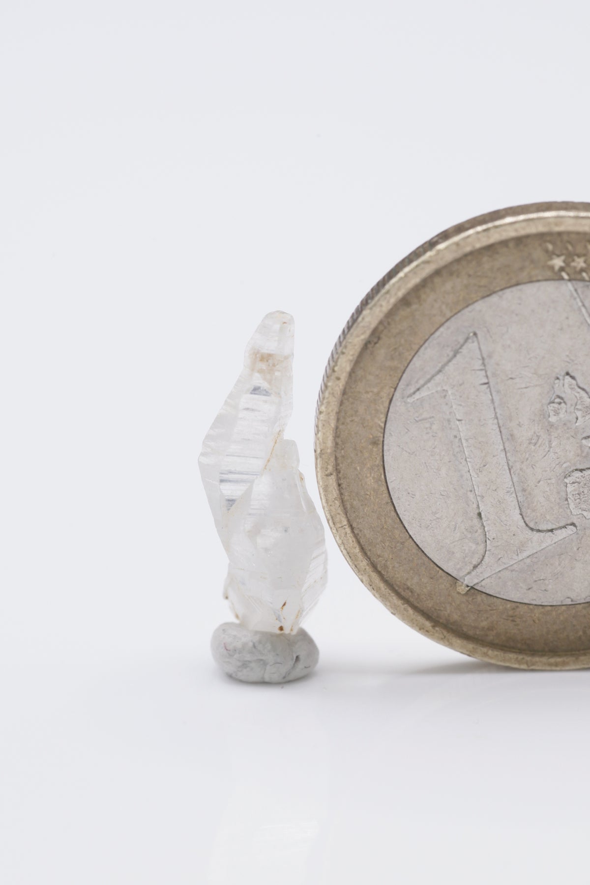 Sapphire - Mine Mineral Market : A226 Weißer, verdreht gewachsener Kristall, transparent bis klar mit sehr gutem Glanz und vollständigen Endflächen. Charaktervoll!