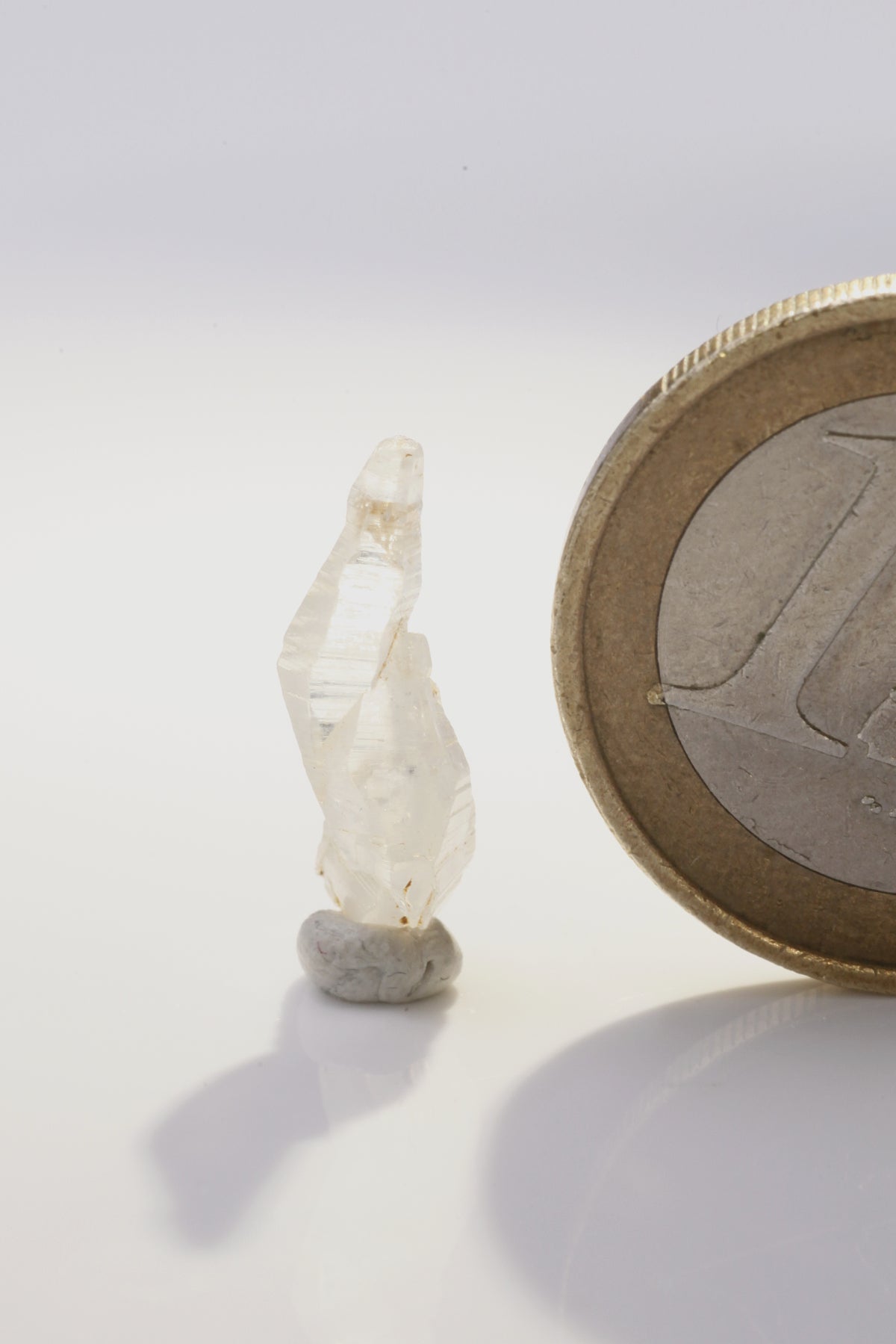 Sapphire - Mine Mineral Market : A226 Weißer, verdreht gewachsener Kristall, transparent bis klar mit sehr gutem Glanz und vollständigen Endflächen. Charaktervoll!
