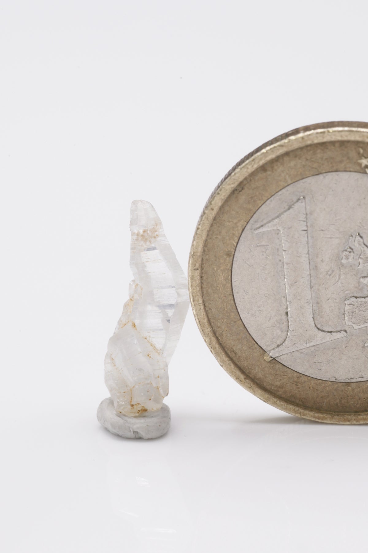 Sapphire - Mine Mineral Market : A226 Weißer, verdreht gewachsener Kristall, transparent bis klar mit sehr gutem Glanz und vollständigen Endflächen. Charaktervoll!