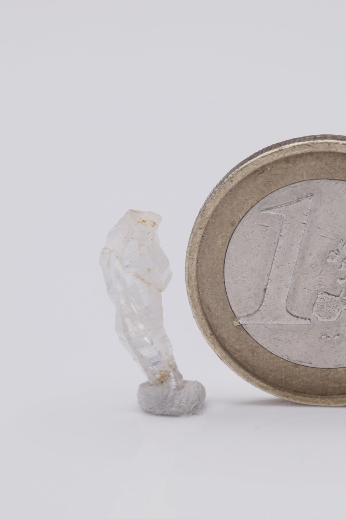 Sapphire - Mine Mineral Market : A226 Weißer, verdreht gewachsener Kristall, transparent bis klar mit sehr gutem Glanz und vollständigen Endflächen. Charaktervoll!