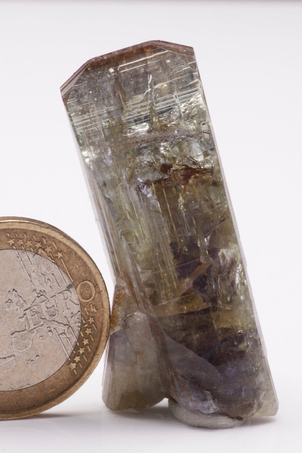 Tanzanite - Mine Mineral Market : A228 Wir erhielten ein Tansanitlot aus Altbeständen eines sightholders der seit 2015 geschlossenen Tanzanite One mining Gesellschaft. Hier ein größerer gelber Kristall in der klassischen Form, der beim Trichroismus jedoch nicht einbüßt! Er zeigt ausgezeichneten Glanz.